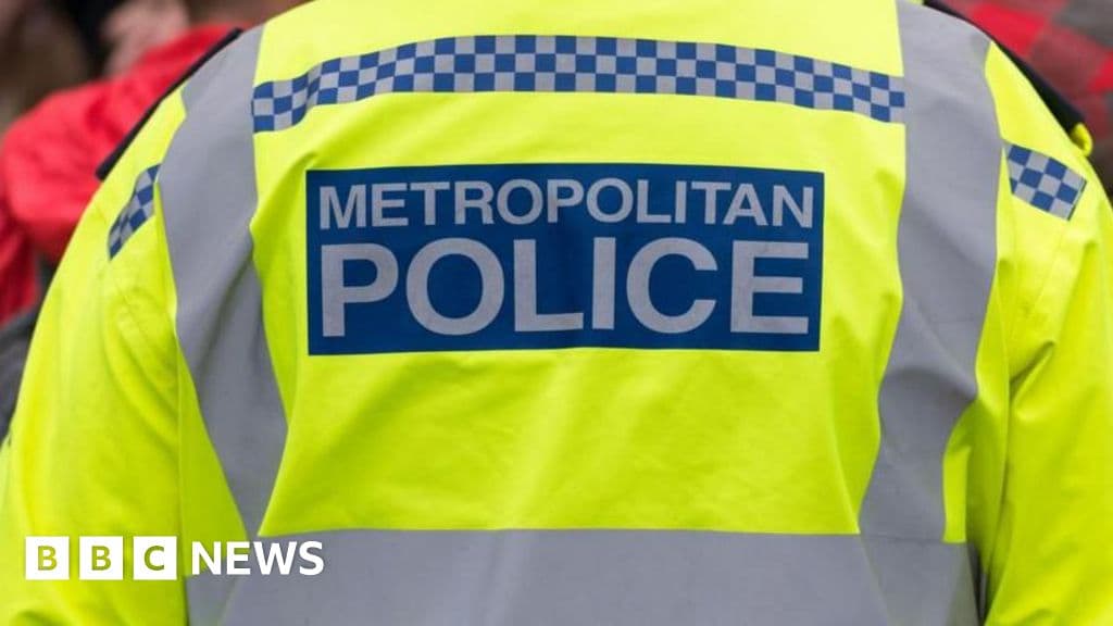 Five Met officers taken off duty after weapons find