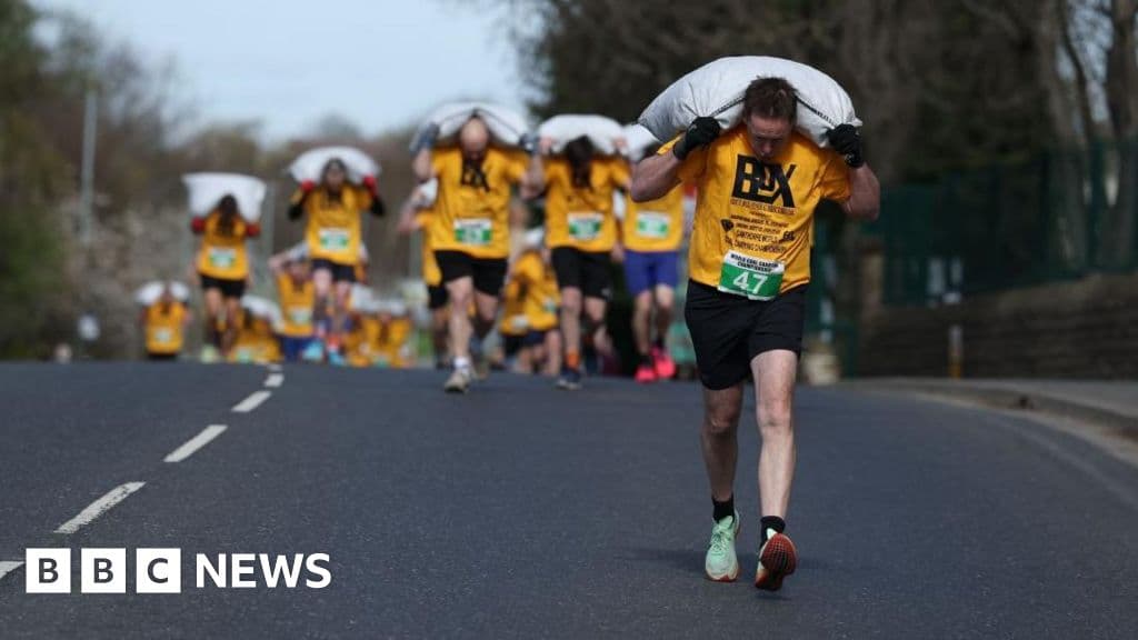 Hundreds take part in Easter coal-carrying race