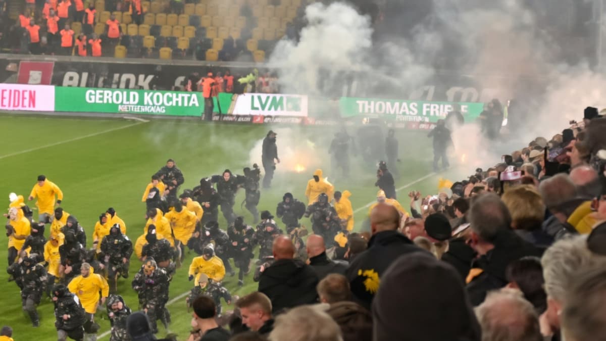 Pudo ser una tragedia: ultras intentan hacer arder la grada de la afición rival