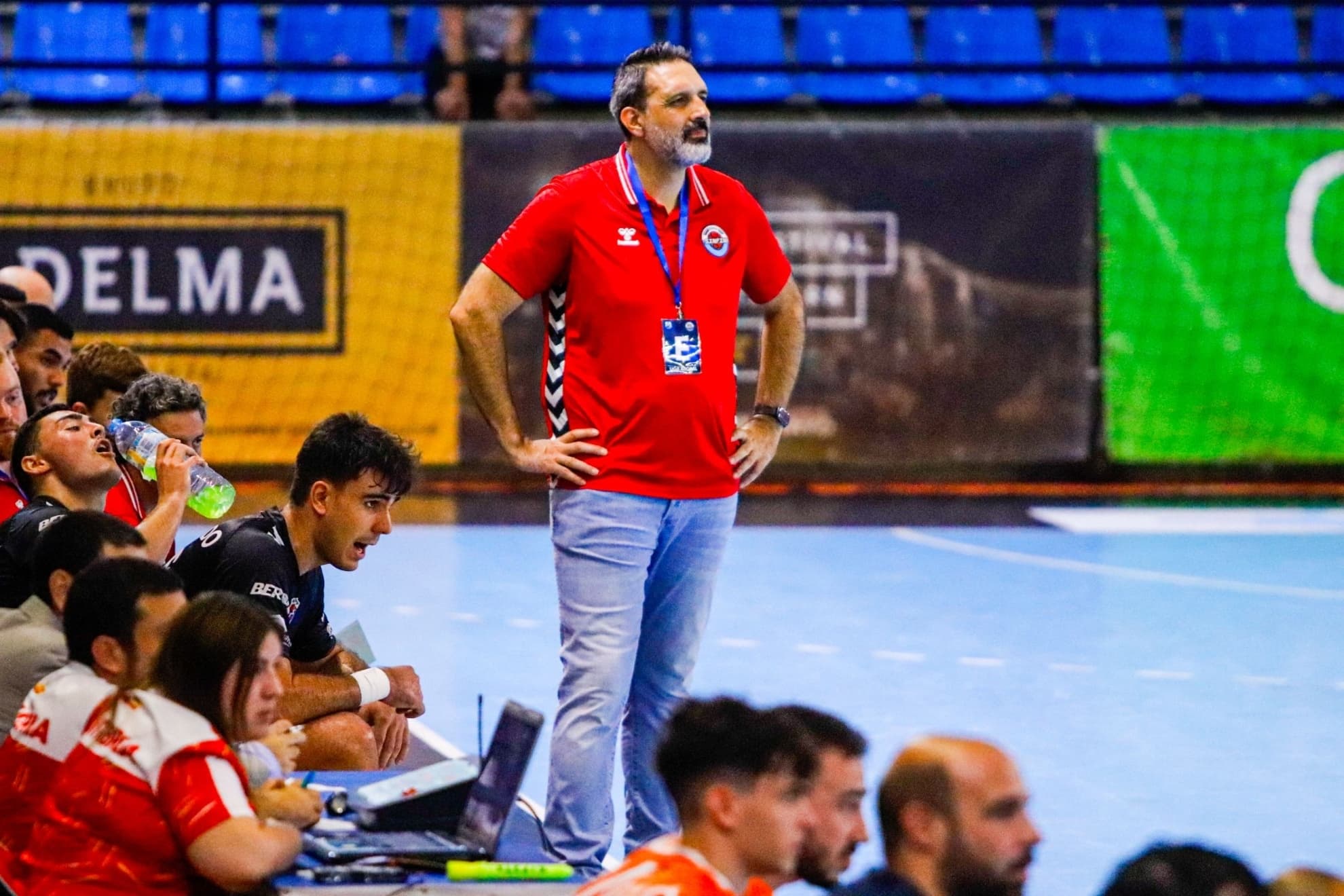 Rubén Garabaya, en un partido dirigiendo al Blendio Sinfin en la Asobal