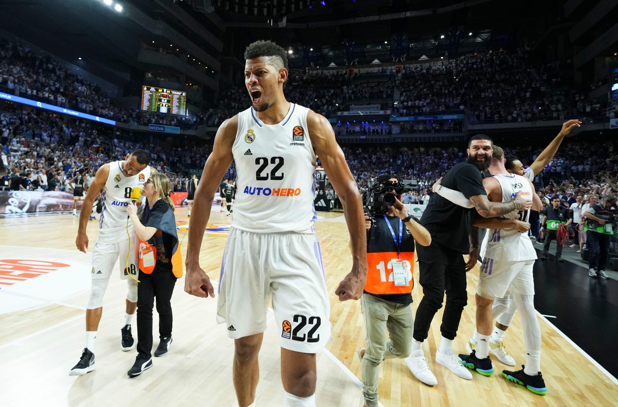 Tavares celebra tras derrotar al Partizán en el quinto partido de la épica serie del 2023. 