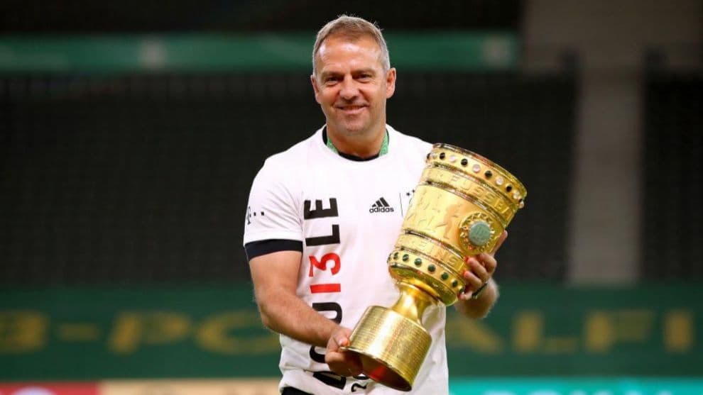 Hans-Dieter Flick levanta la Copa de campéon de Alemania.
