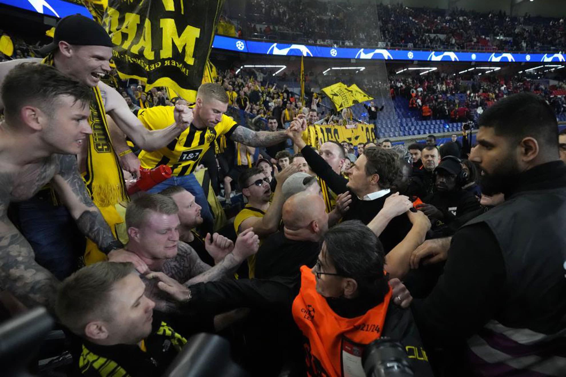 Terzic celebra con los aficionados el pase a la final de Champions que jugó con el Dortmund.