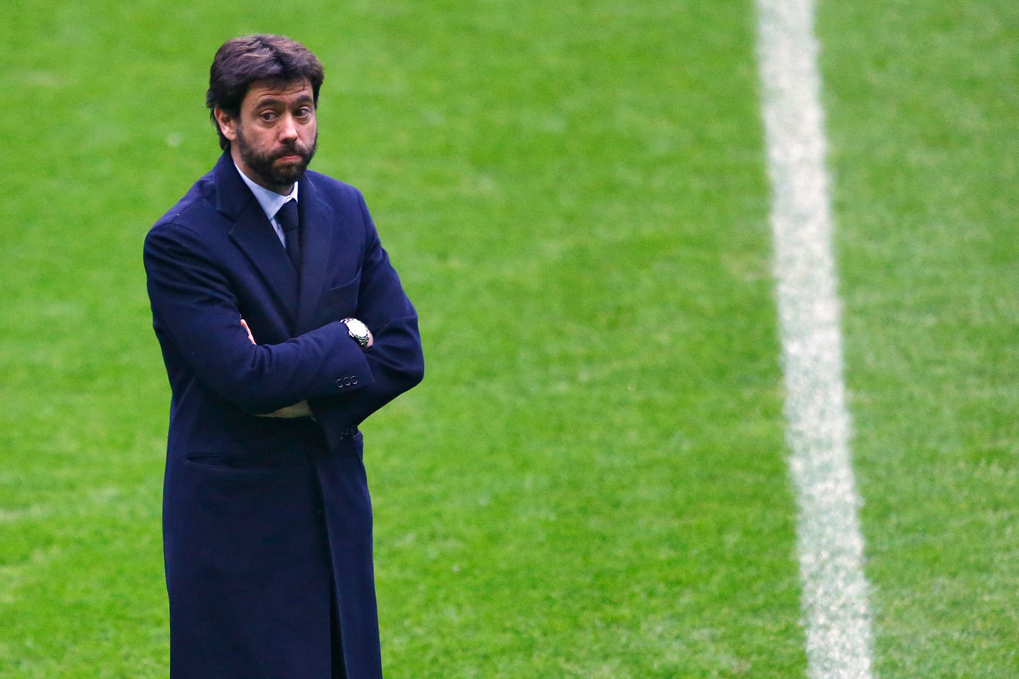 El expresidente de la Juventus Andrea Agnelli sobre el césped del Allianz Arena.