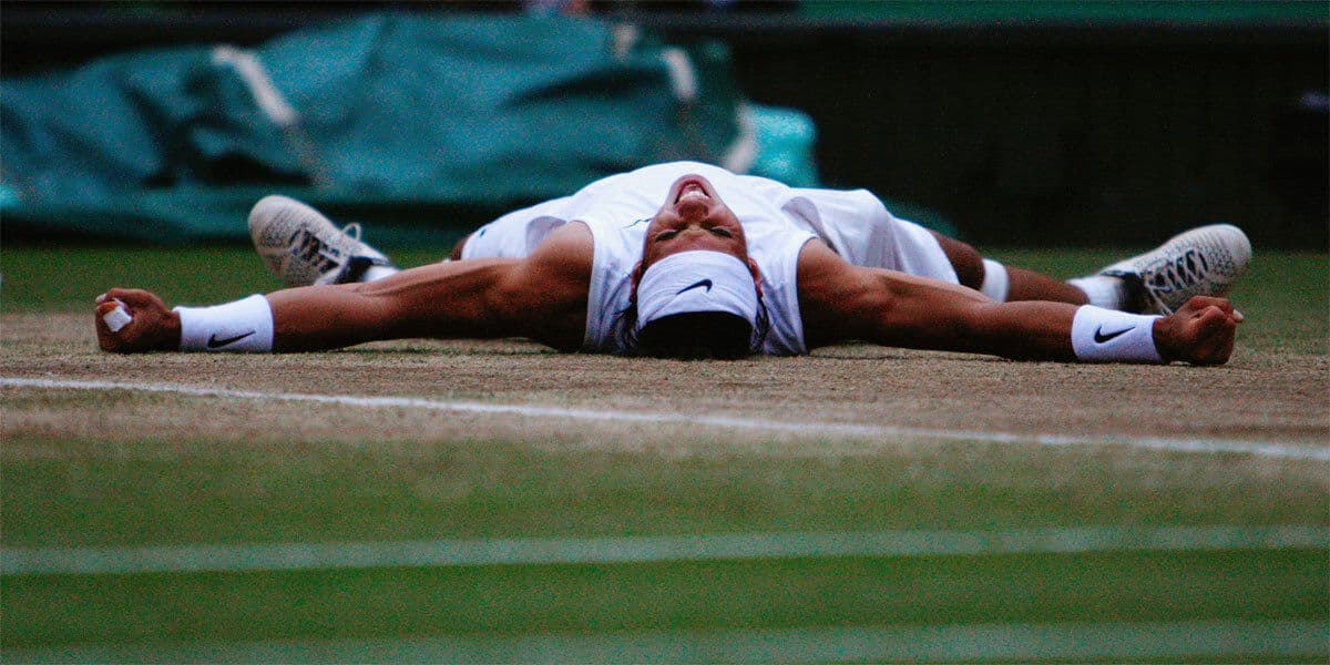 Rafa Nadal celebra en el suelo el Wimbledon de 2008.