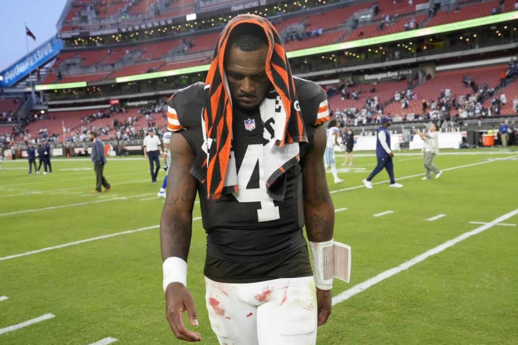 Deshaun Watson, de los Browns de Cleveland sale del campo