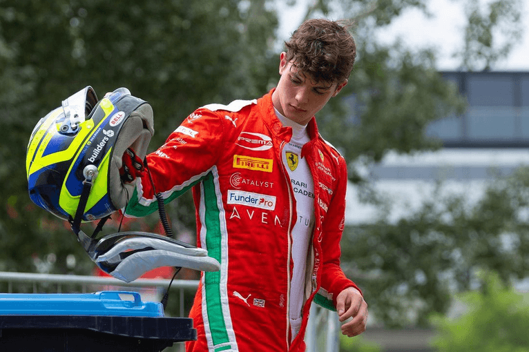 Bearman vestido de rojo