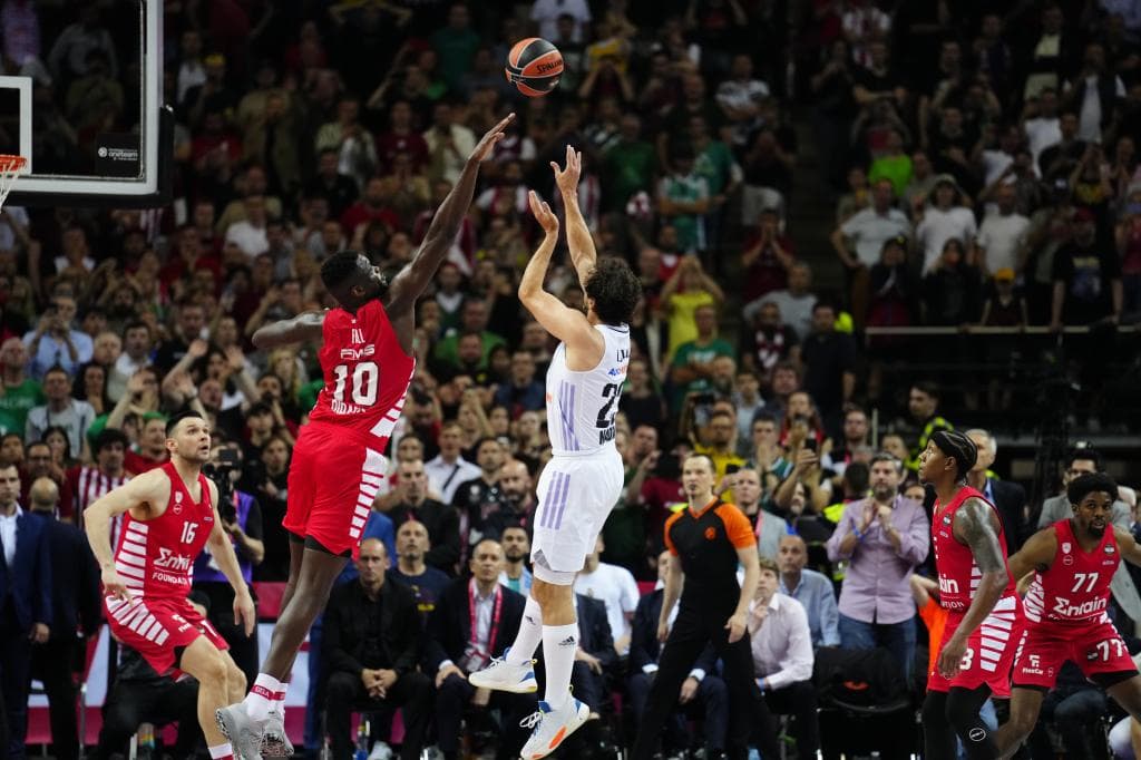 Sergio Llull lanza el tiro del triunfo en la final de la Euroliga de 2023 ante el Olympiacos.