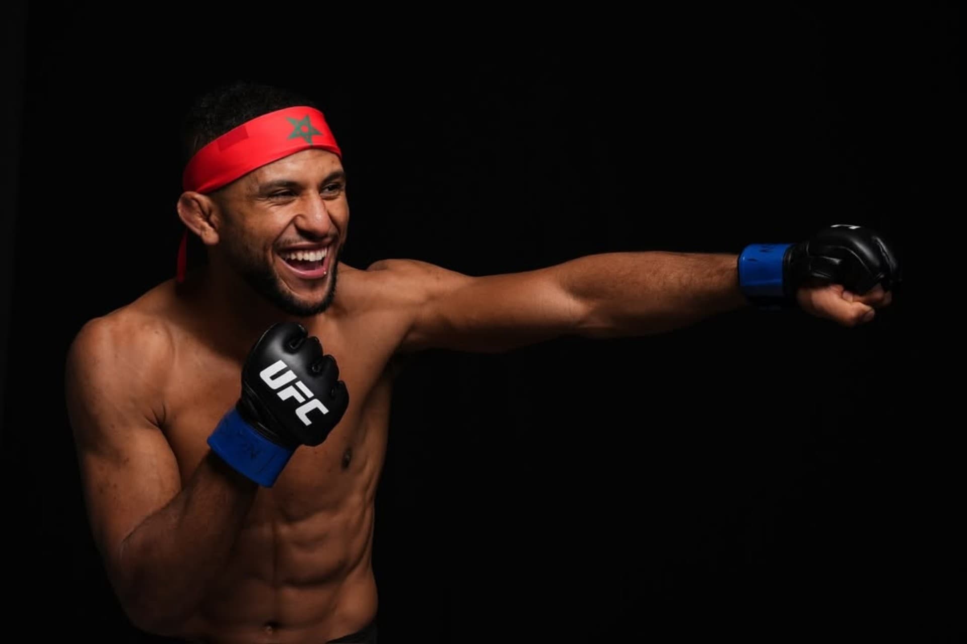 Youssef Zalal posa para la UFC.