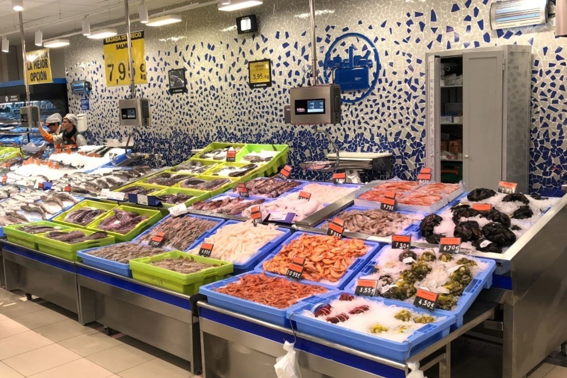 Mercadona y el porqué de su curiosa metodología para tener cajas azules y cajas verdes en la pescadería