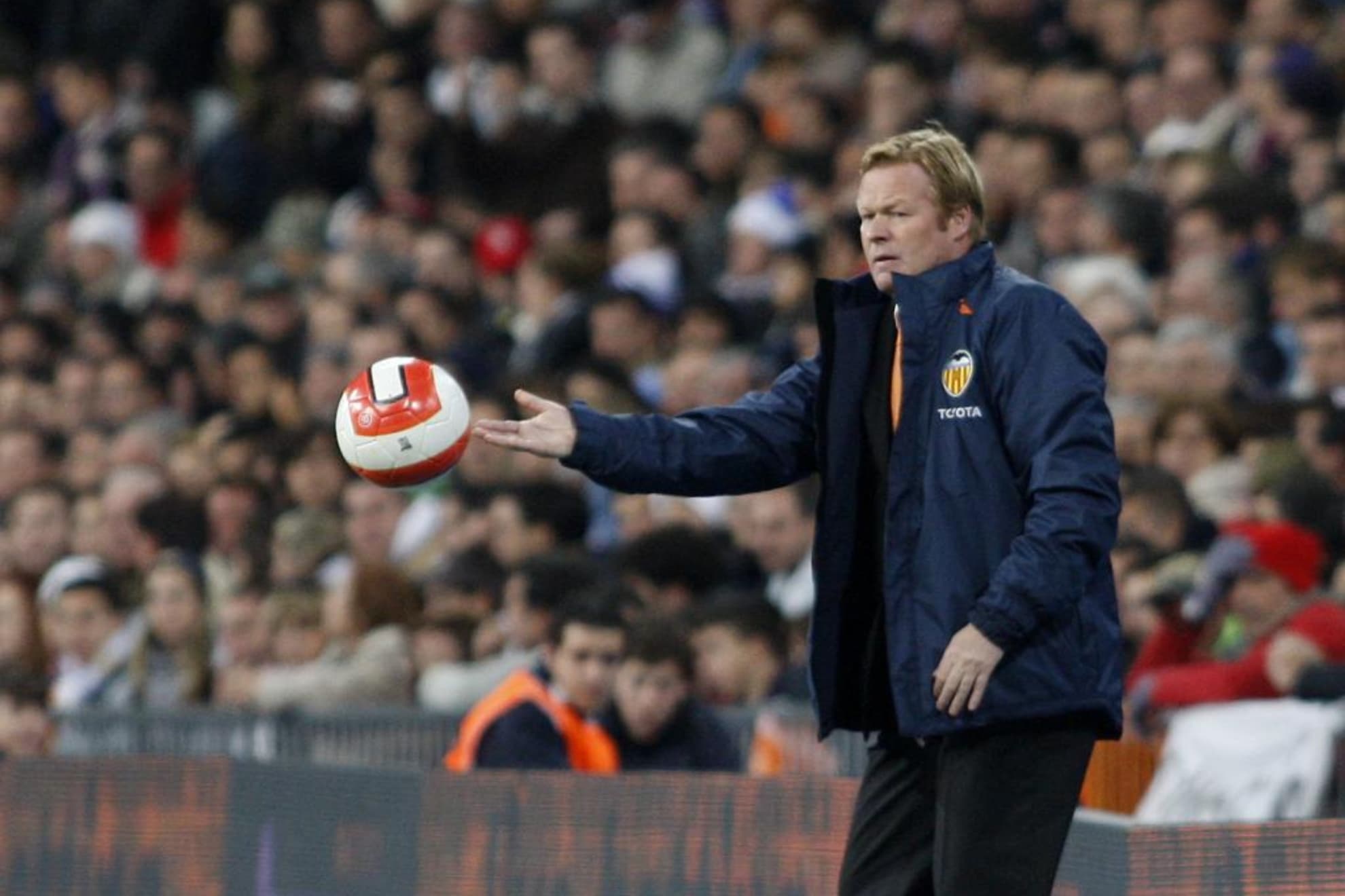 RONALD KOEMAN, DIRIGIENDO AL VALENCIA EN EL BERNABÉU EN LA 2007-08.