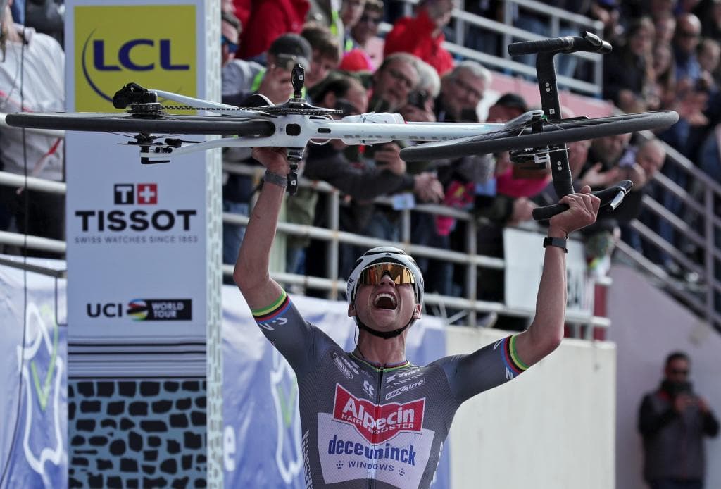 Van der Poel celebra en el velódromo de Roubaix.