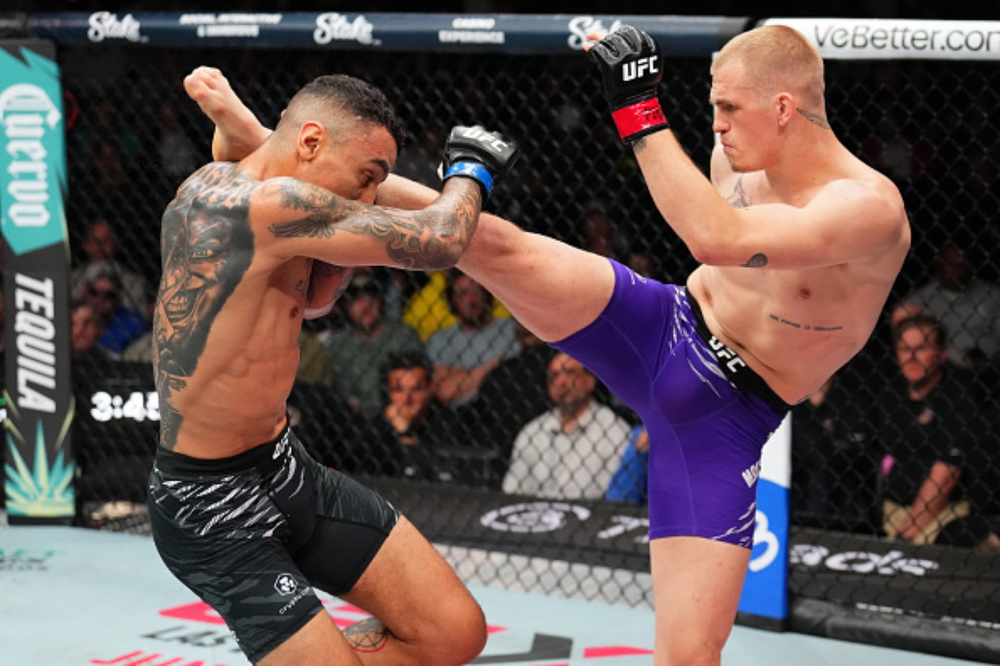Ian Garry y Carlos Prates durante su combate en Kansas City.