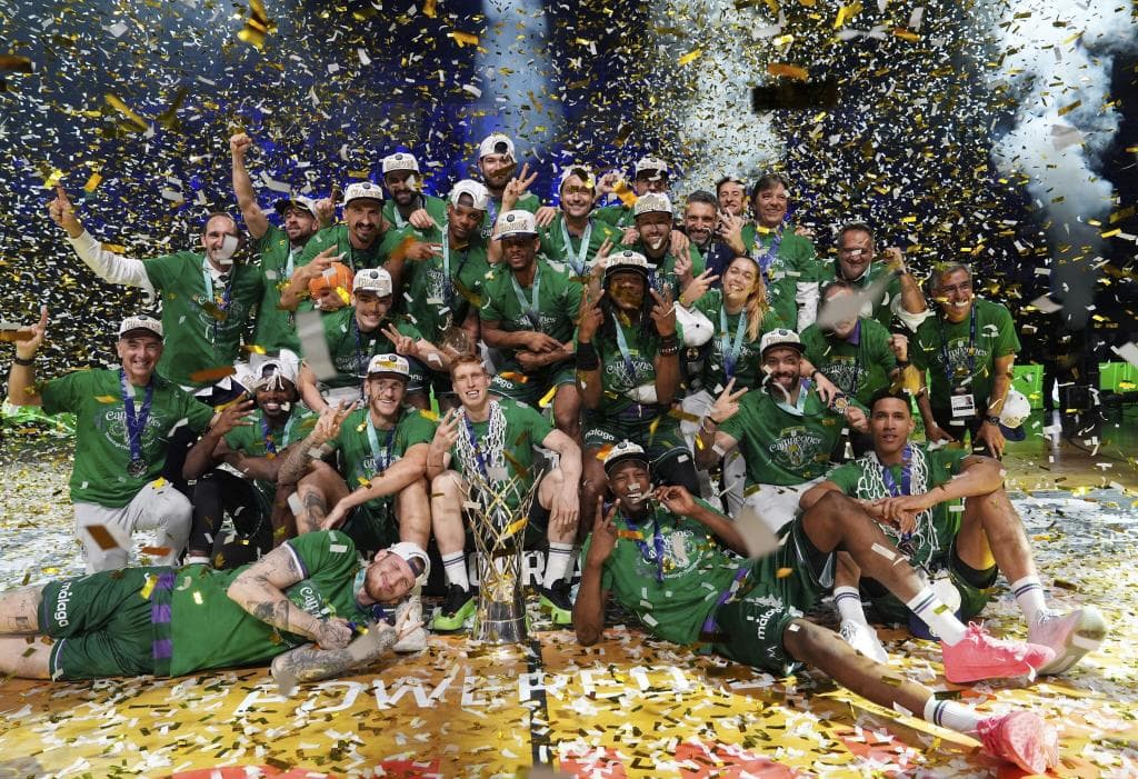 Los jugadores del Unicaja celebran el título de la Basketball Champions League.