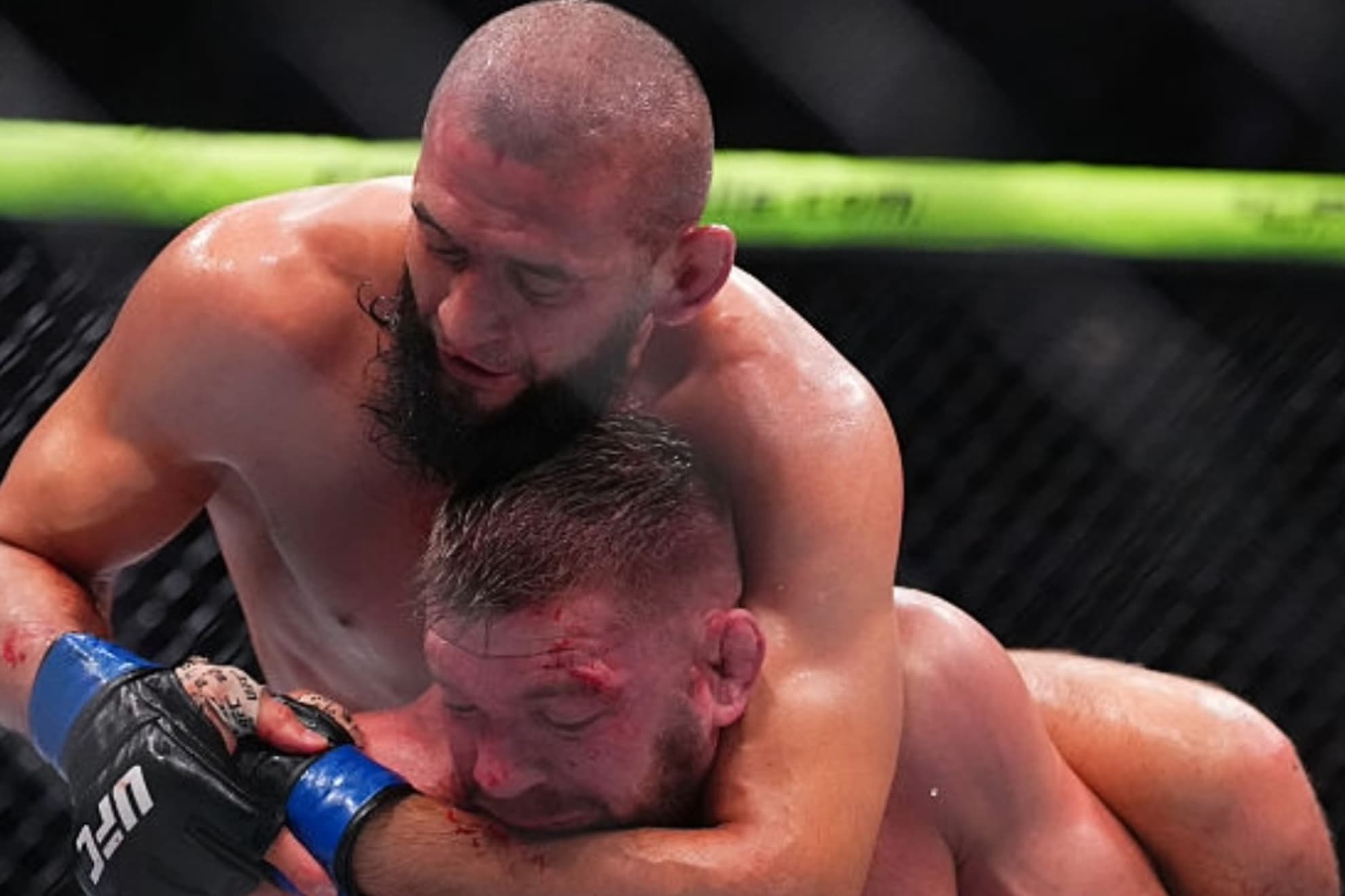 Chimaev dominando a Du Plessis durante el combate.