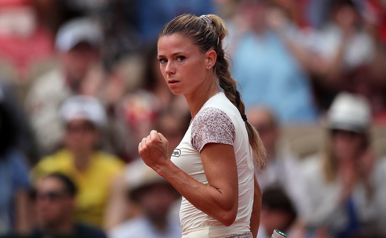 Camila Giorgi, la mediática extenista italiana que compatibilizó el mundo de la raqueta con su carrera como modelo de lencería, reaparece en Italia en la alfombra roja del Festival de Venecia tras huir de las autoridades transalpinas de evasión fiscal y un supuesto robo de muebles antiguos.