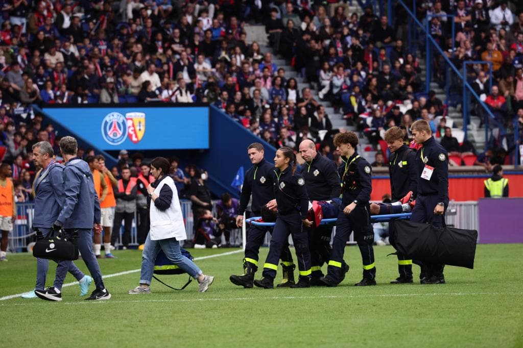 Lucas Beraldo se retiraba en camilla lesionado en el partido contra el Lens en una imagen de archivo.