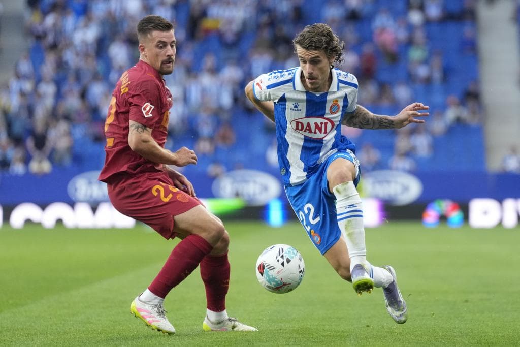 Carlos Romero controla el balón ante Baptiste Santamaría