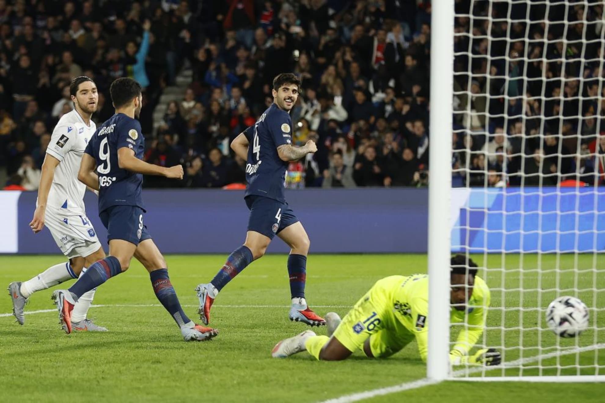 Lucas Beraldo anota un tanto para el PSG en una imagen de archivo.