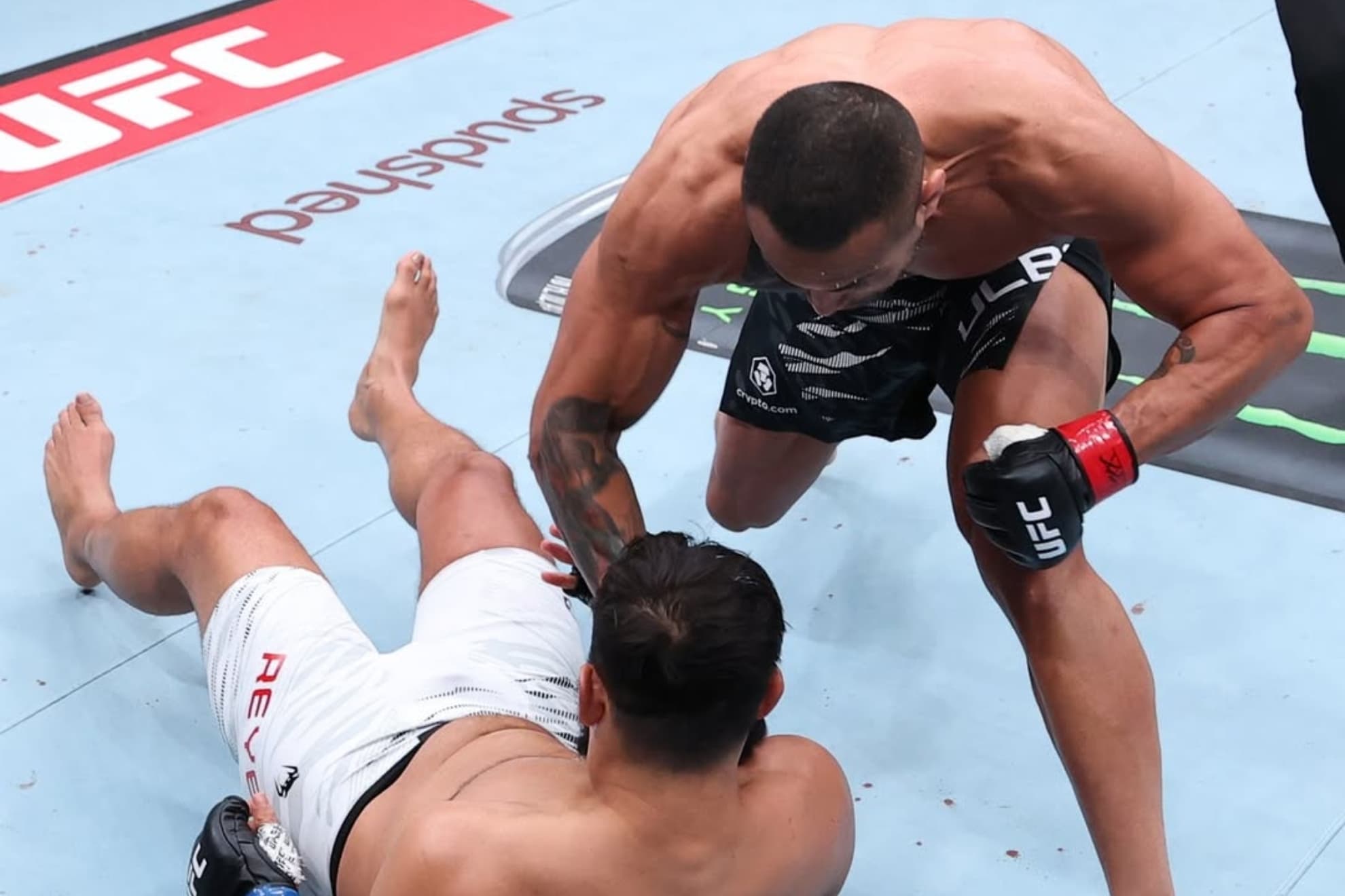 Carlos Ulberg noqueando a Dominick Reyes.