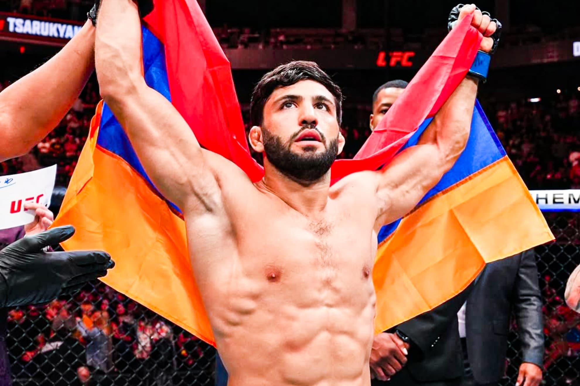 Arman Tsarukyan celebrando una victoria en la UFC.