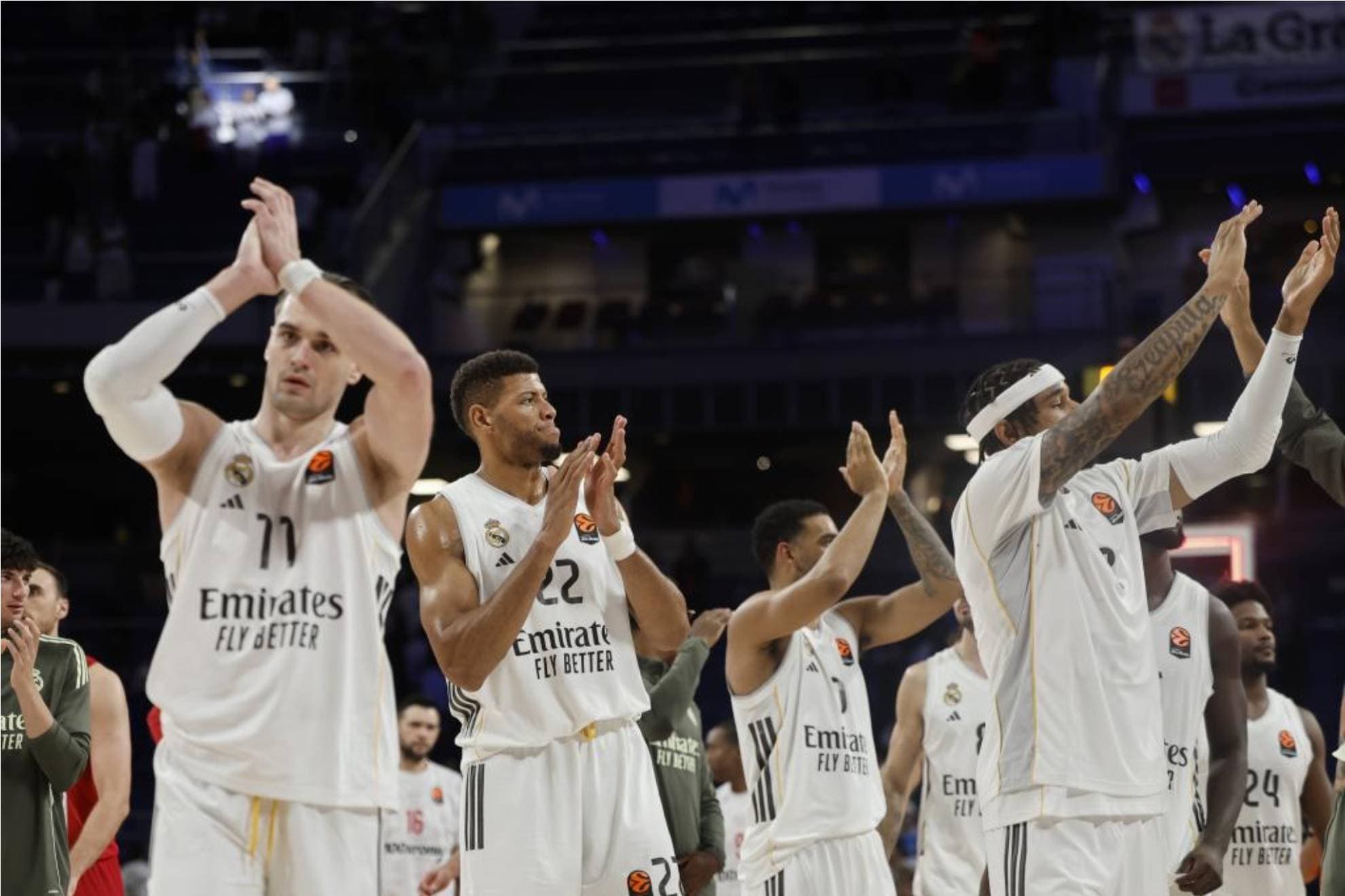 Los jugadores del Real Madrid de baloncesto saludan al público tras una victoria.