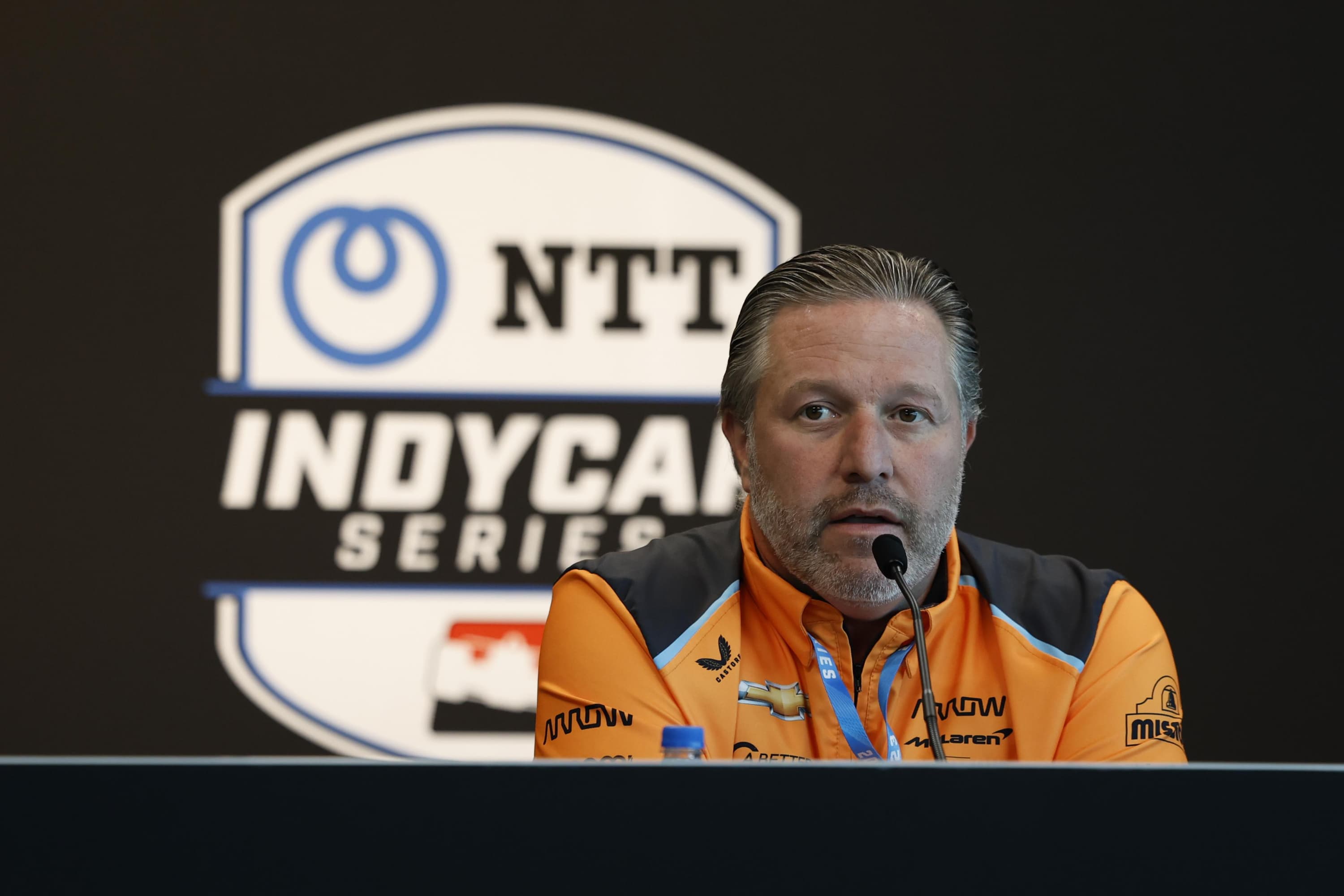 Zak Brown le reclama más de 20 millones de dólares a Palou por perjuicios al no fichar por McLaren