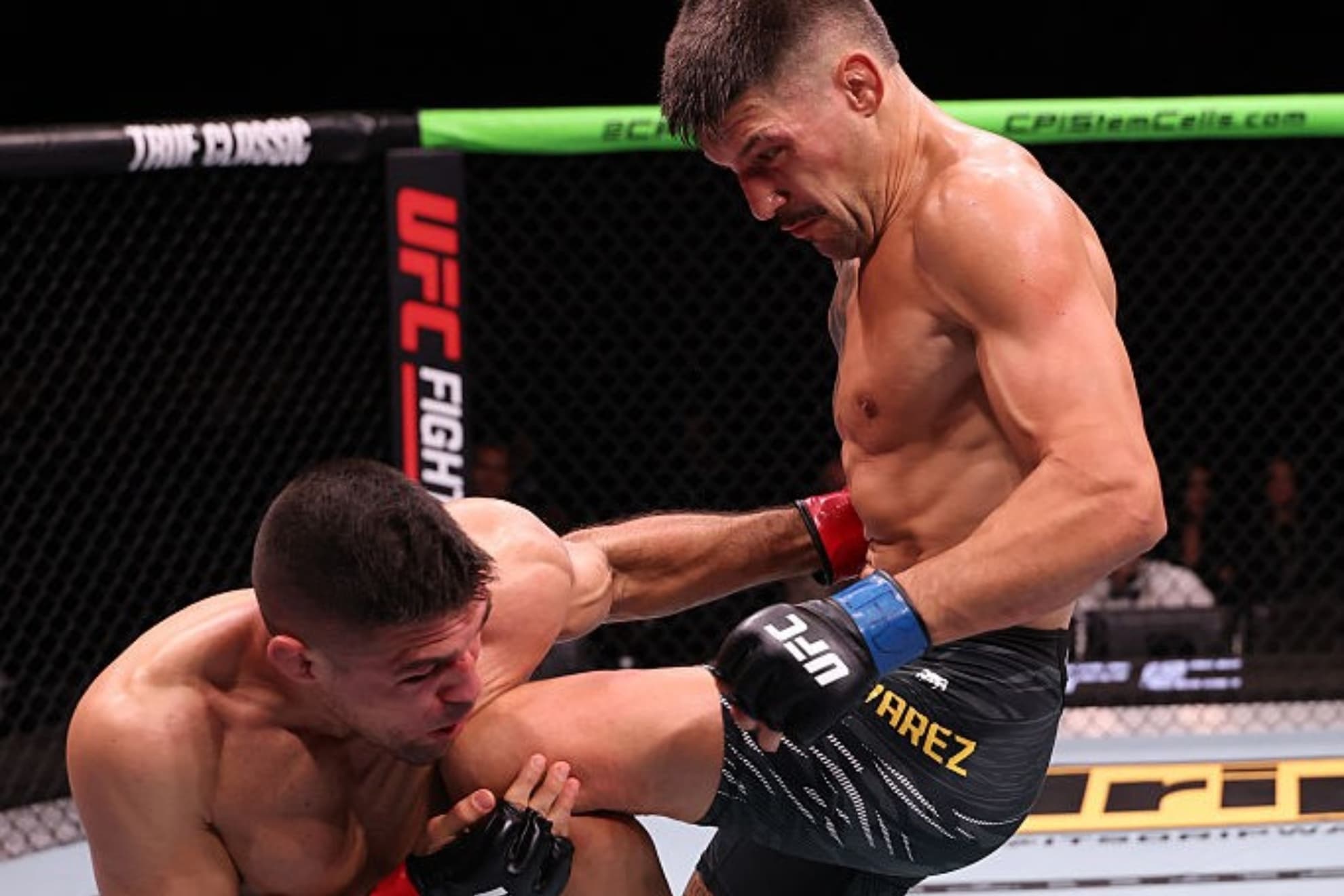 Joel Álvarez, conectando un rodillazo a Vicente Luque en el UFC Río.
