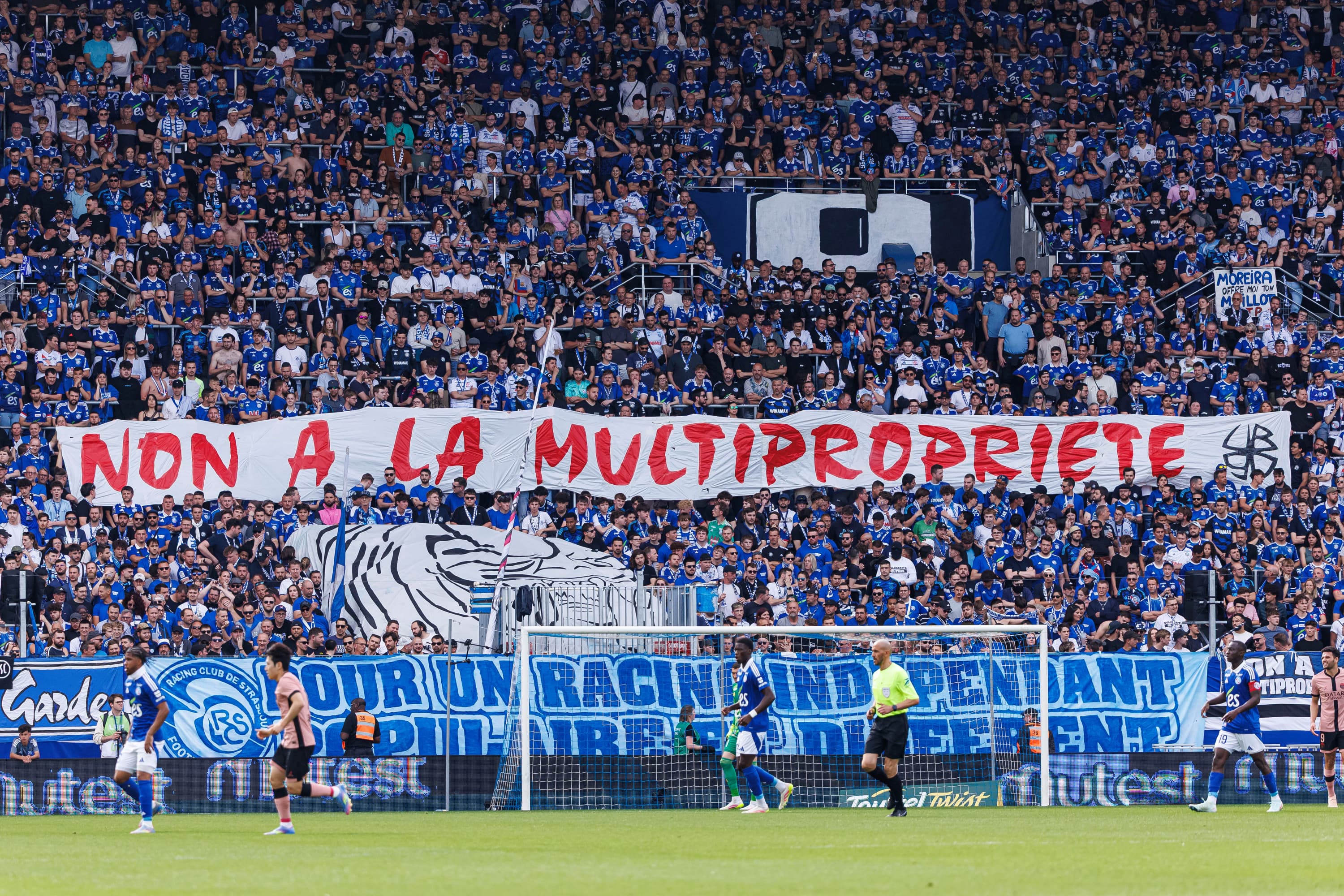 Pancarta de la afición del Estrasburgo contra la multipropiedad