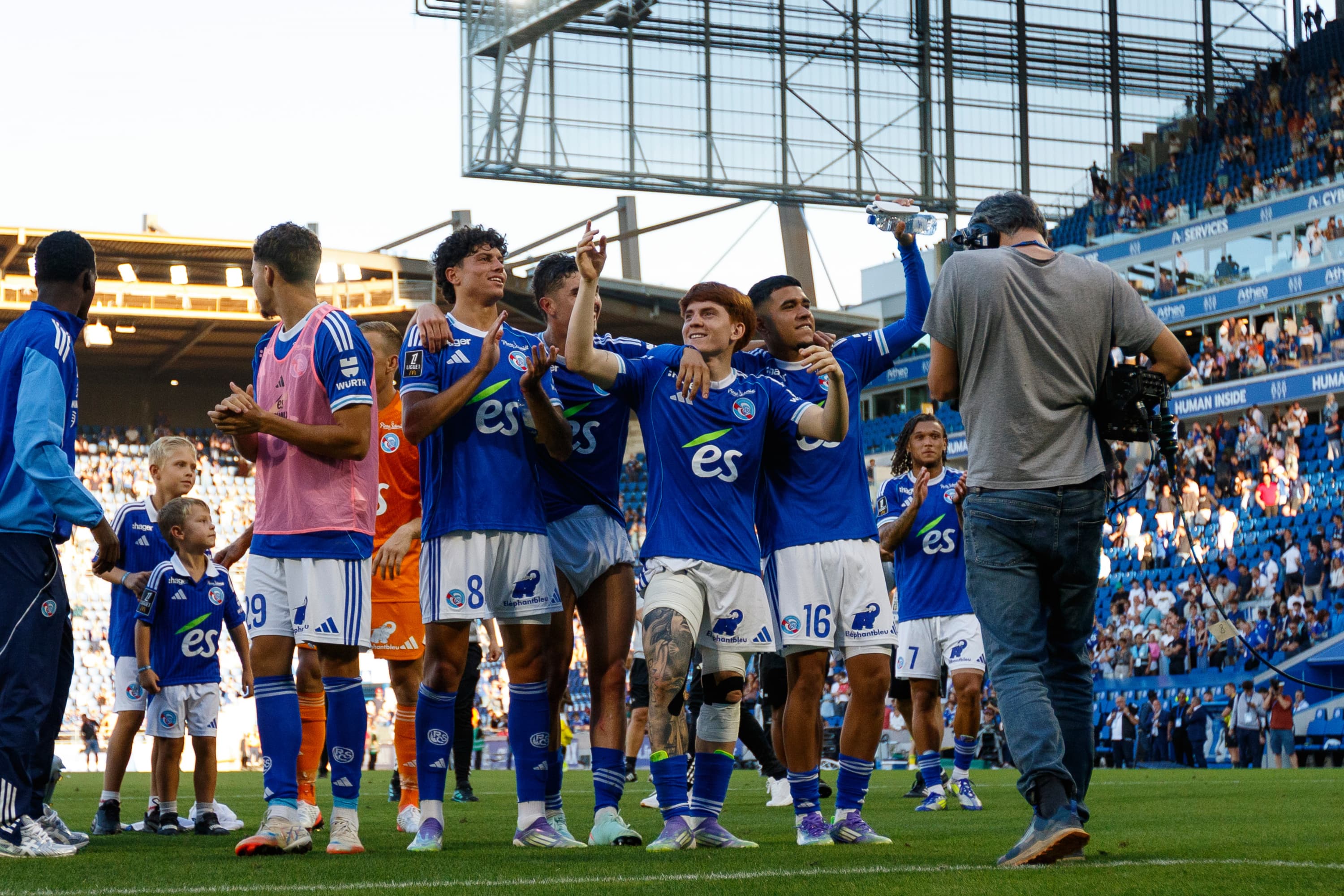 Jugadores del Estrasburgo celebran una victoria