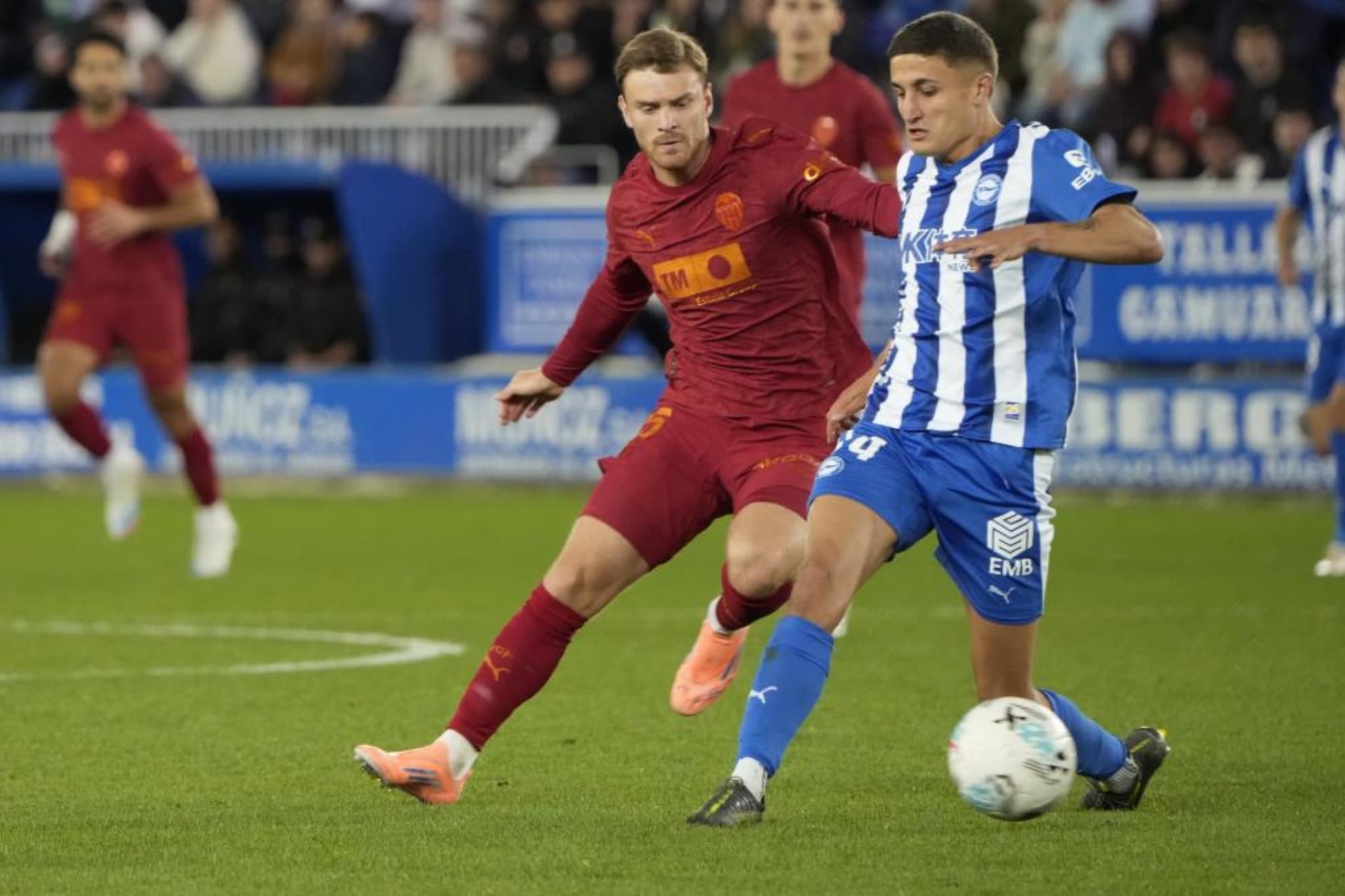 El defensa del Alavés Tenaglia pugna con el valencianista Beltrán.