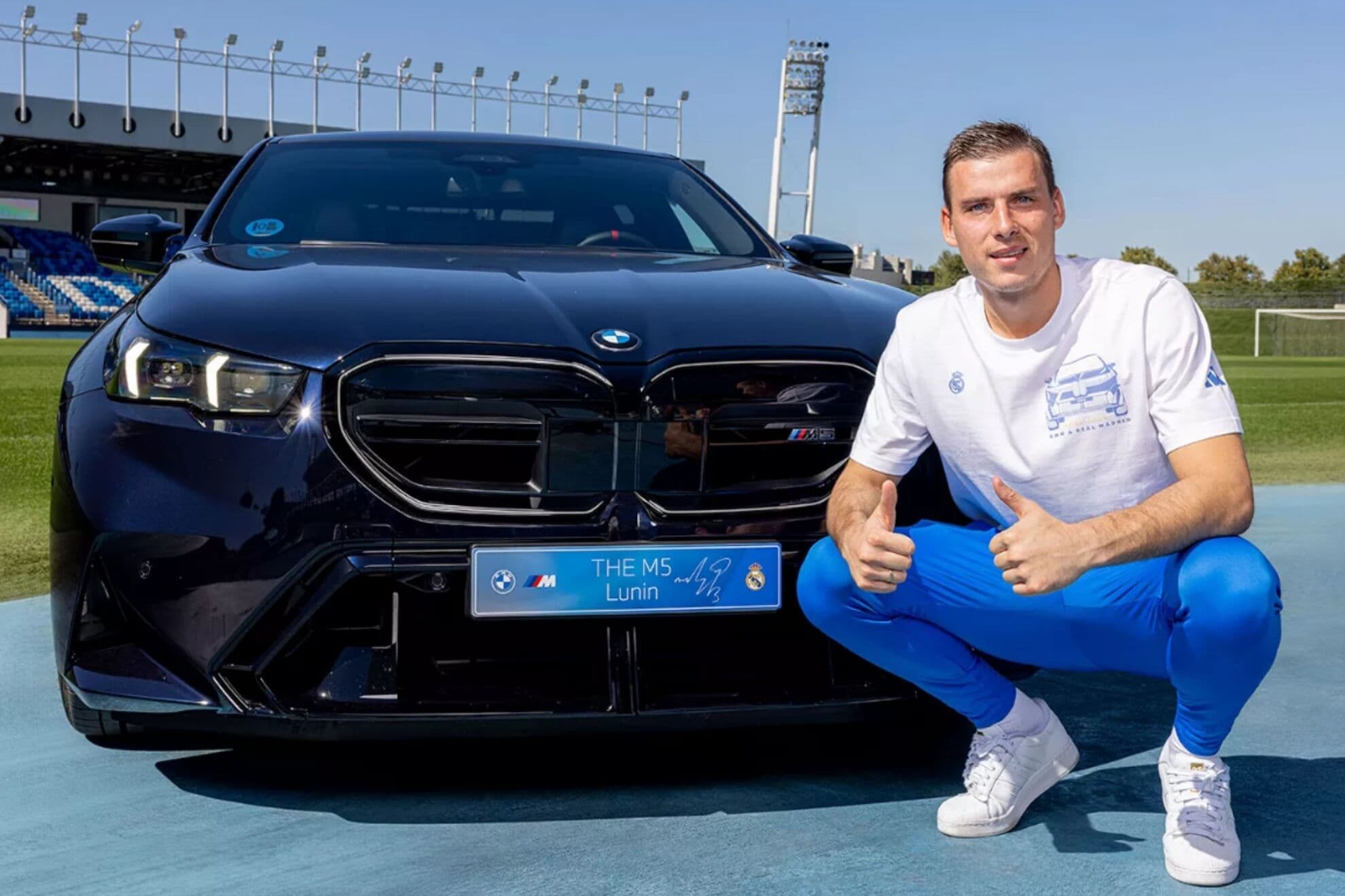 Lunin, con el BMW M5 que conduce esta temporada.