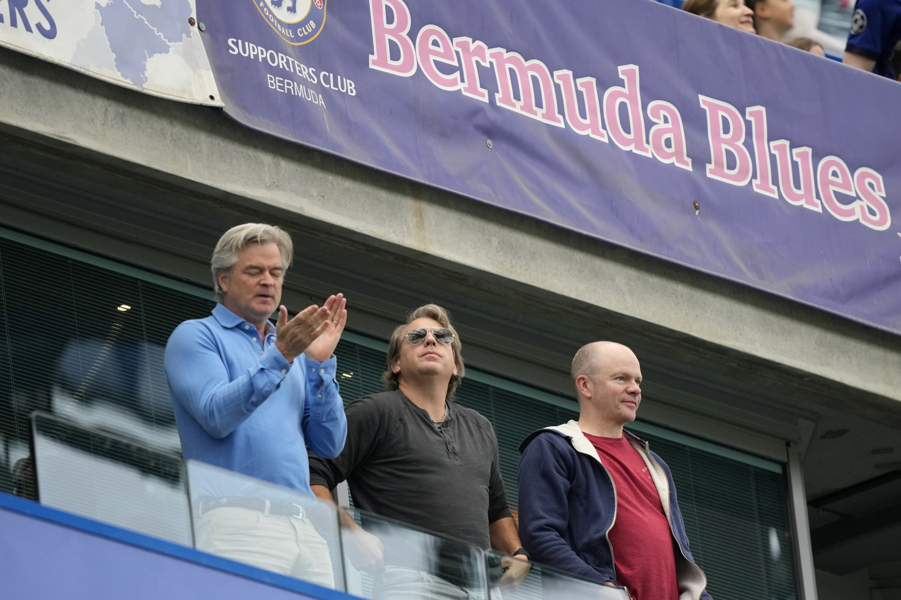 Todd Boehly, en el centro, en el palco de Stamford Bridge.