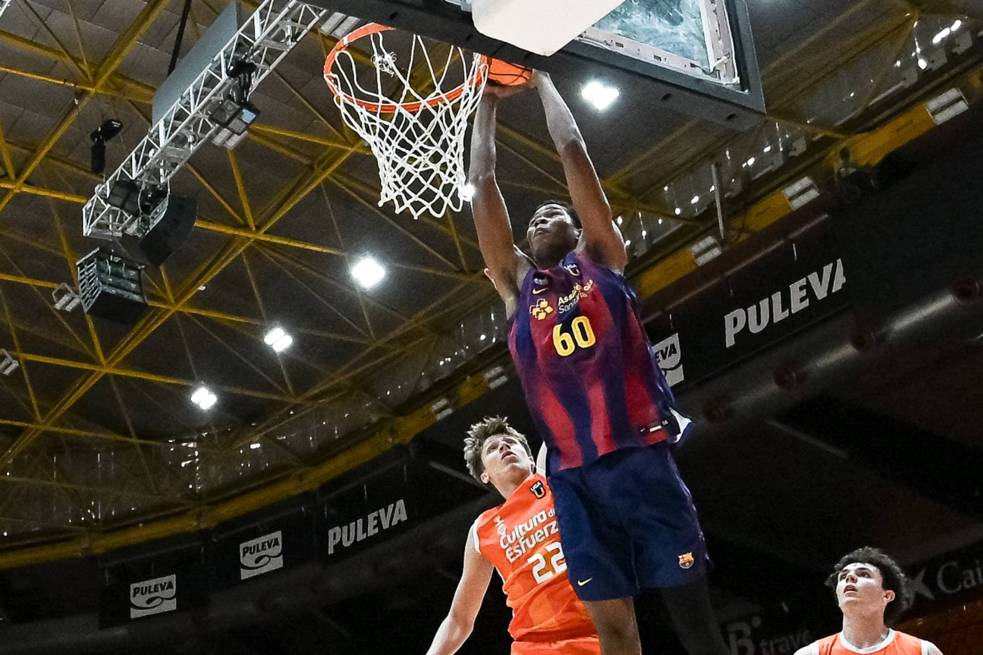 El azulgrana Mohamed Dabone, una de las sensaciones de la Liga U, se dispone a hacer un mate.