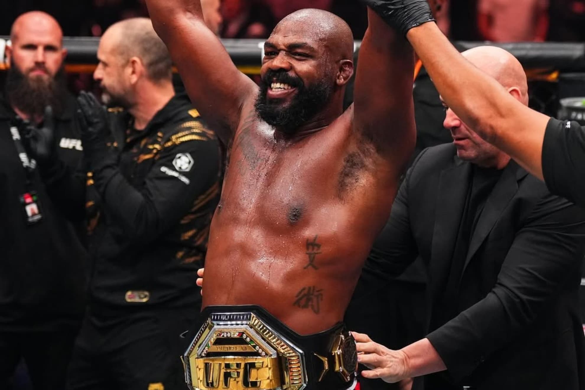 Jon Jones tras ganar el cinturón de peso pesado.