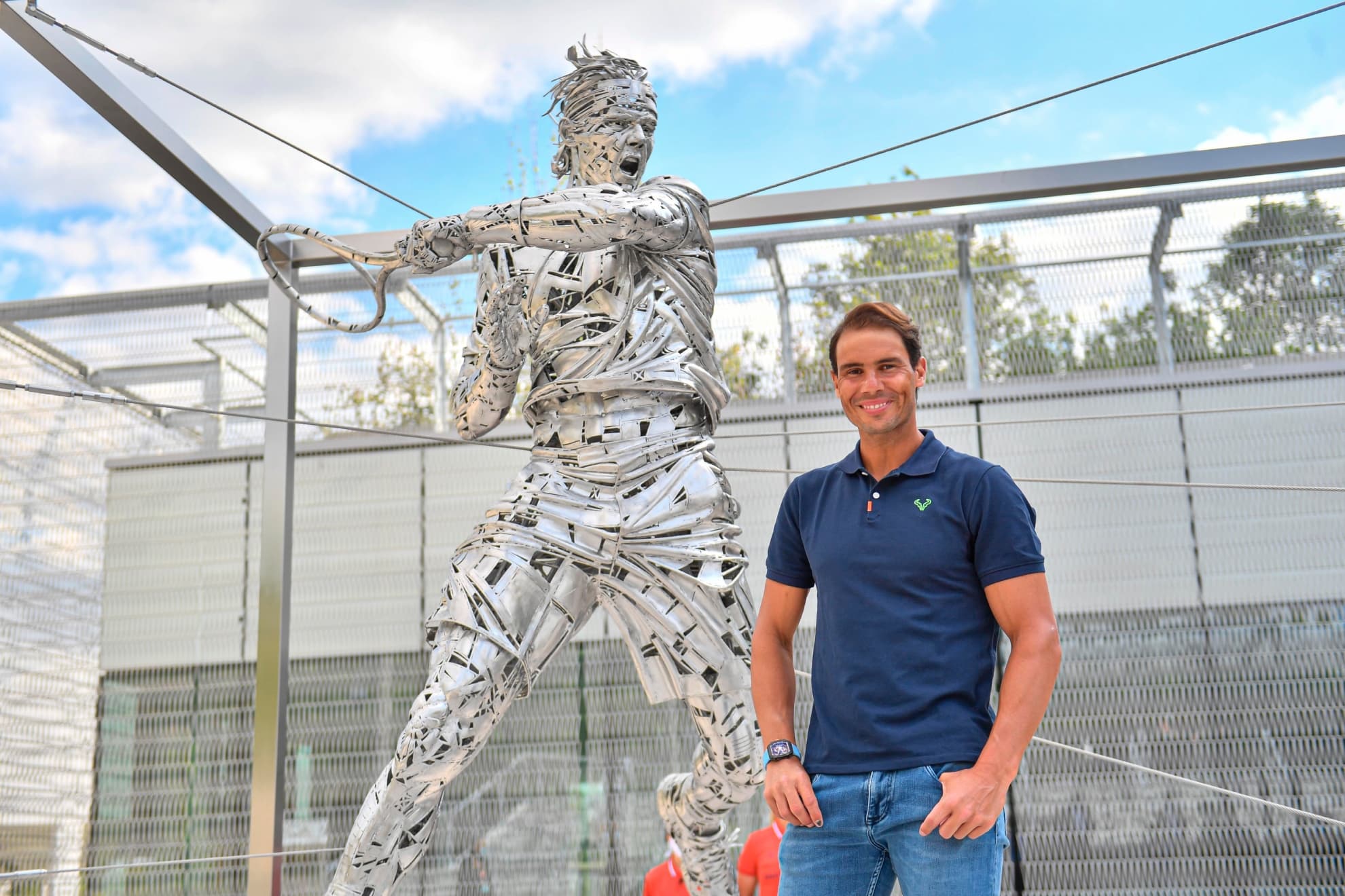 Rafa Nadal posando delante de su estatua en Roland Garros.