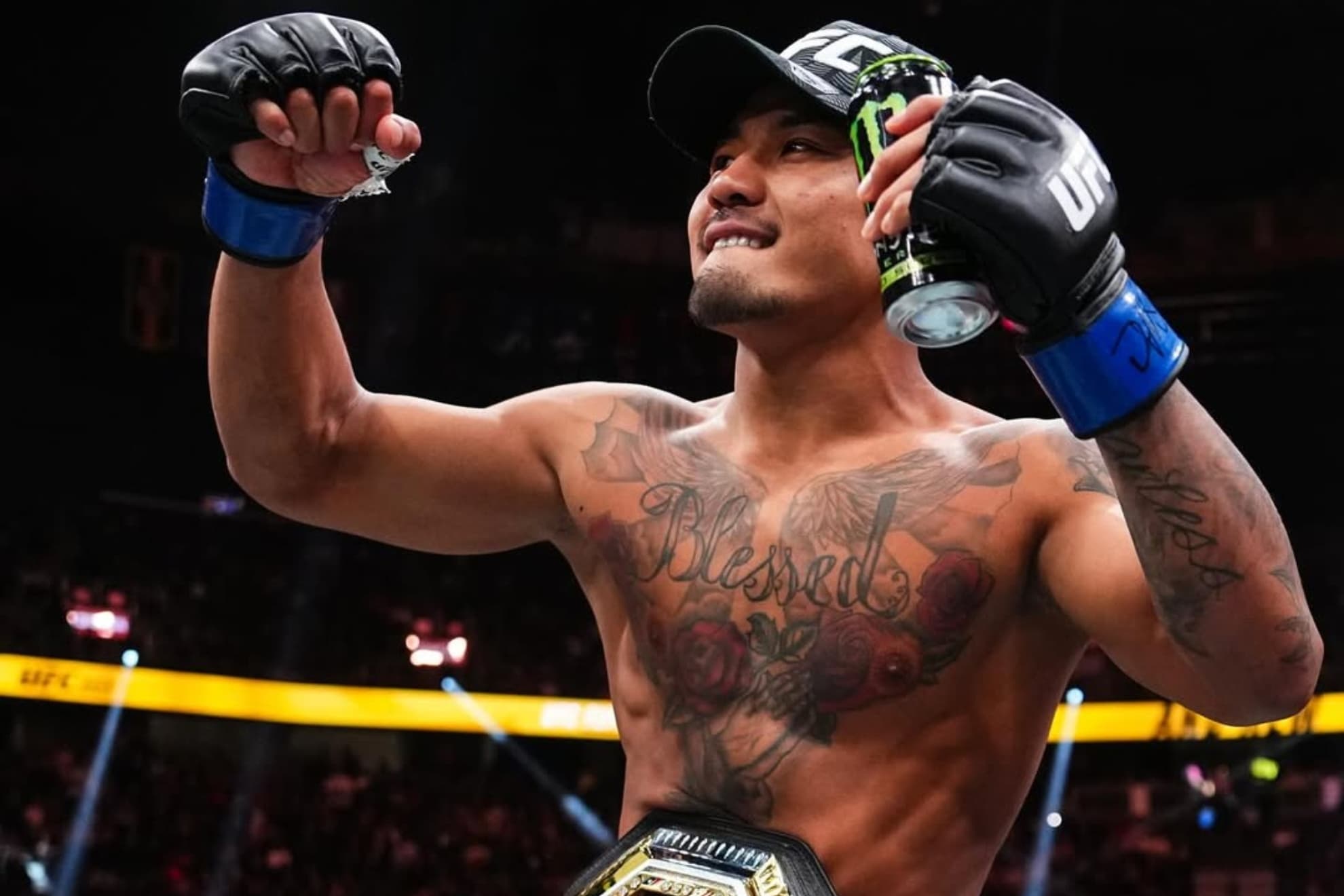 Joshua Van, con el cinturón de peso mosca tras ganar a Alexandre Pantoja.