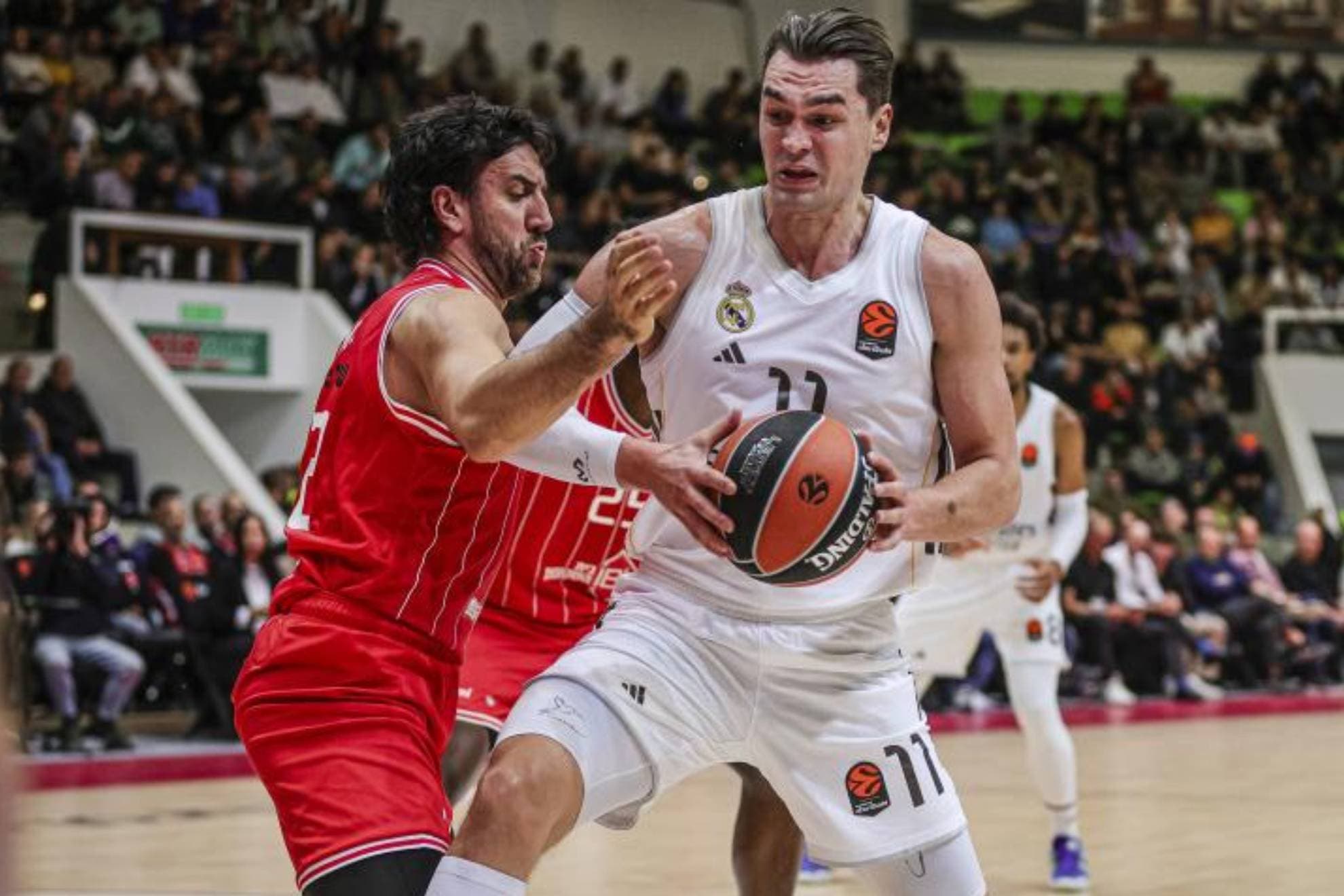 Mario Hezonja trata de superar la defensa de Vasilije Micic en el partido ante el Hapoel Tel Aviv.