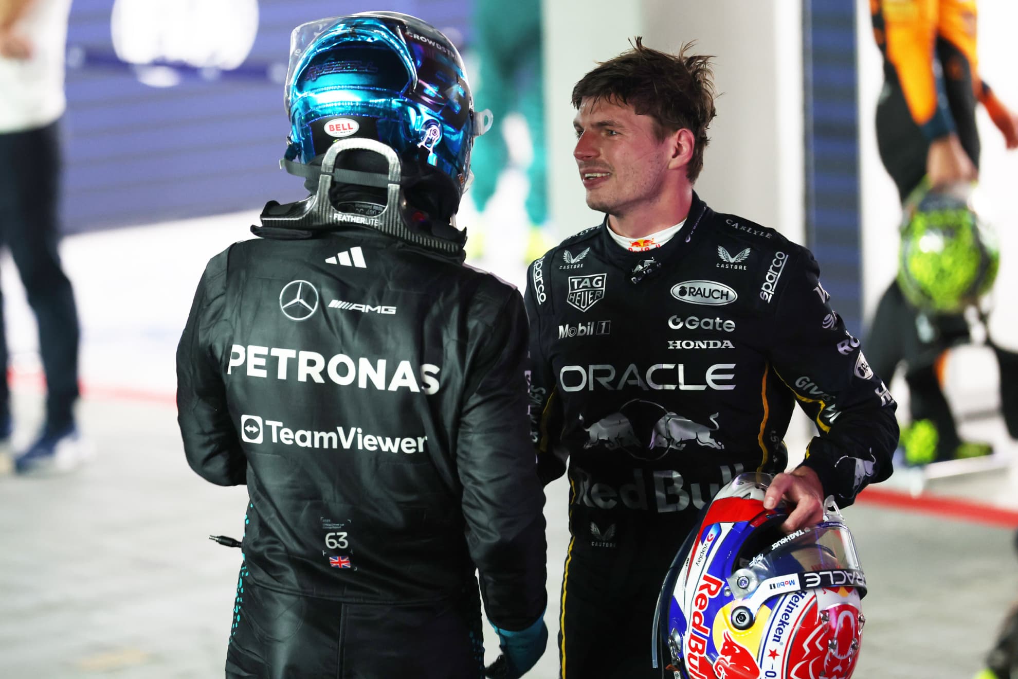 George Russell y Max Verstappen se saludan tras el último GP de Singapur.