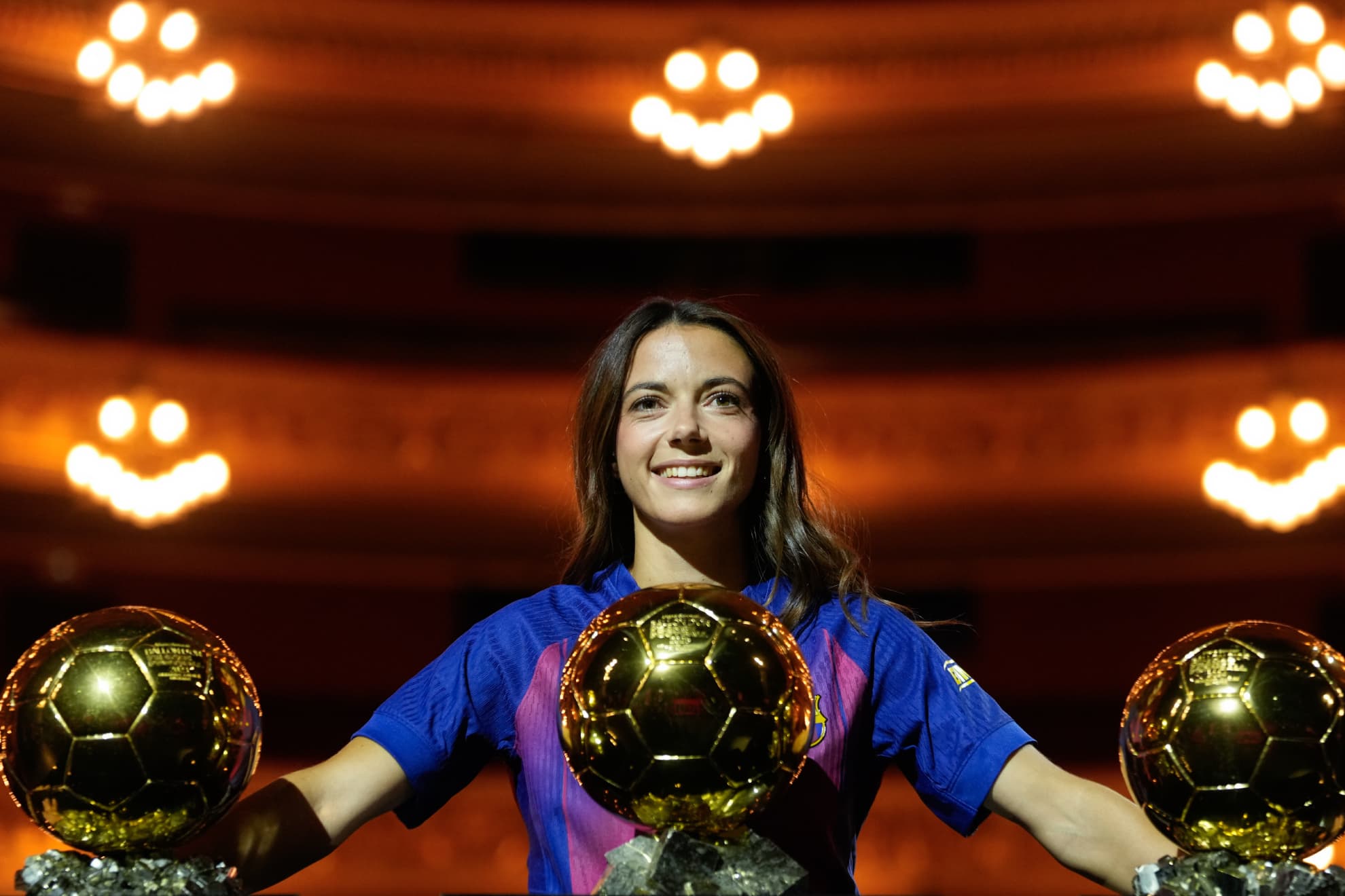 Aitana Bonmatí posa con sus tres Balones de Oro