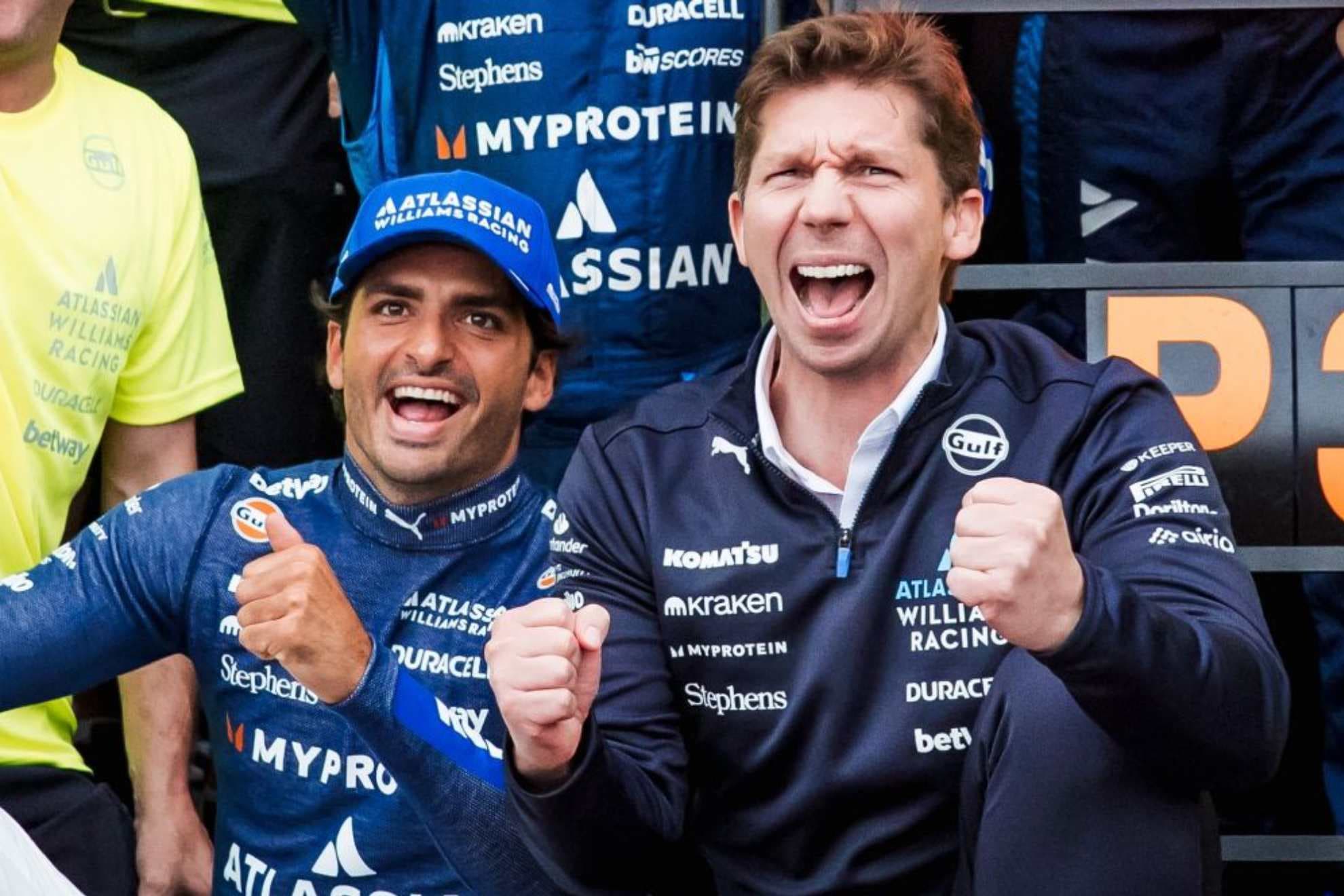 Carlos Sainz y James Vowles, celebrando el podio en Bakú 2025.