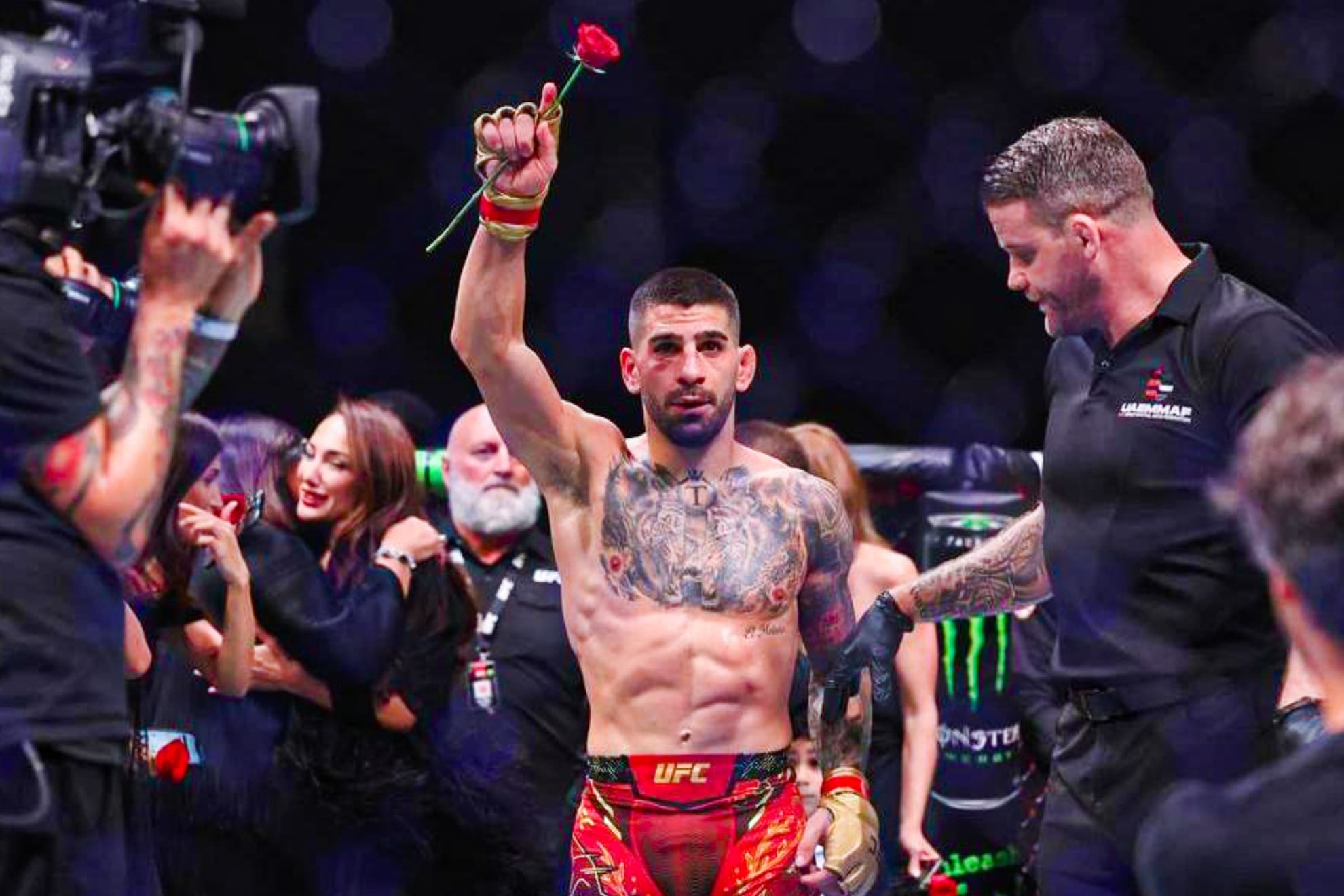 Ilia Topuria celebra su triunfo ante Max Holloway.