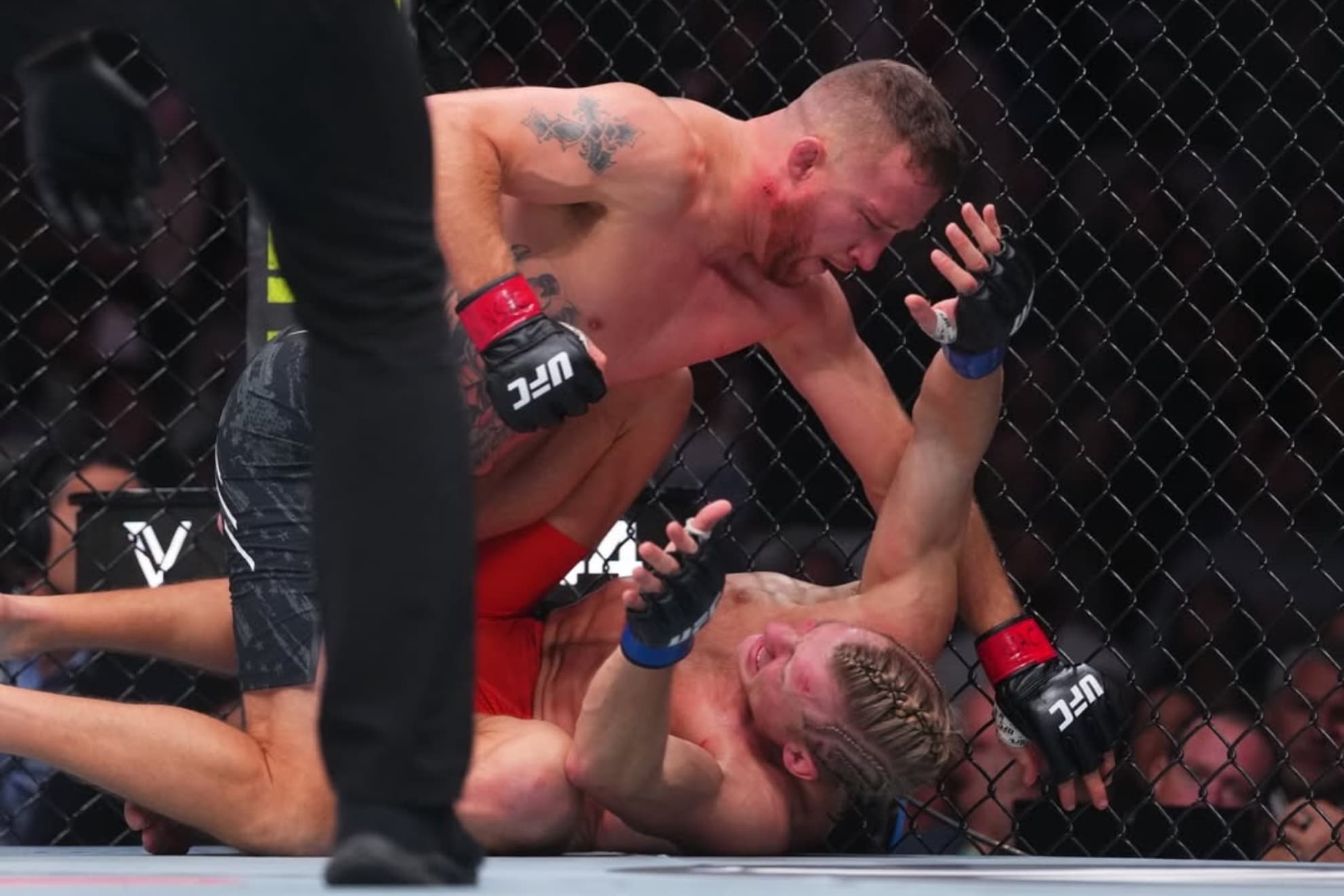 Justin Gaethje intentando finalizar a Paddy Pimblett durante el UFC 324.