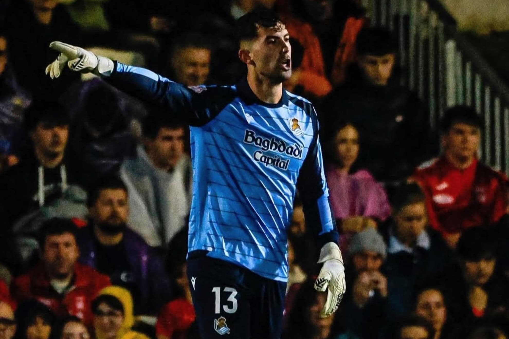 Unai Marrero da una indicación durante un partido de la Real en la Copa del Rey.