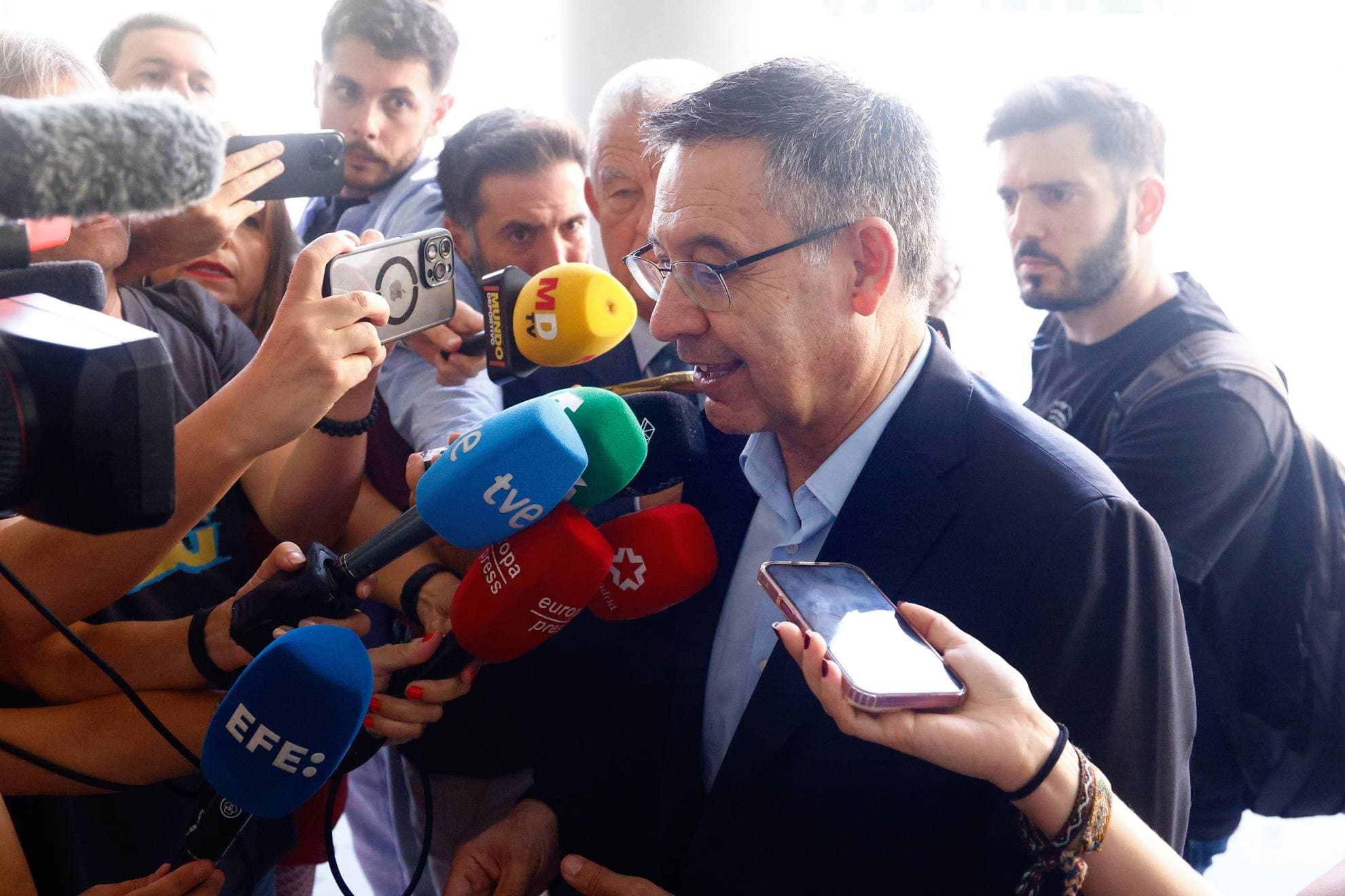 El expresidente del FC Barcelona Josep María Bartomeu atiende a los medios.