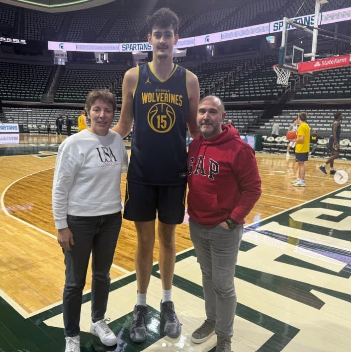 Aday Mara, flanqueado por Elisa Aguilar y Chus Mateo en su visita a Michigan.