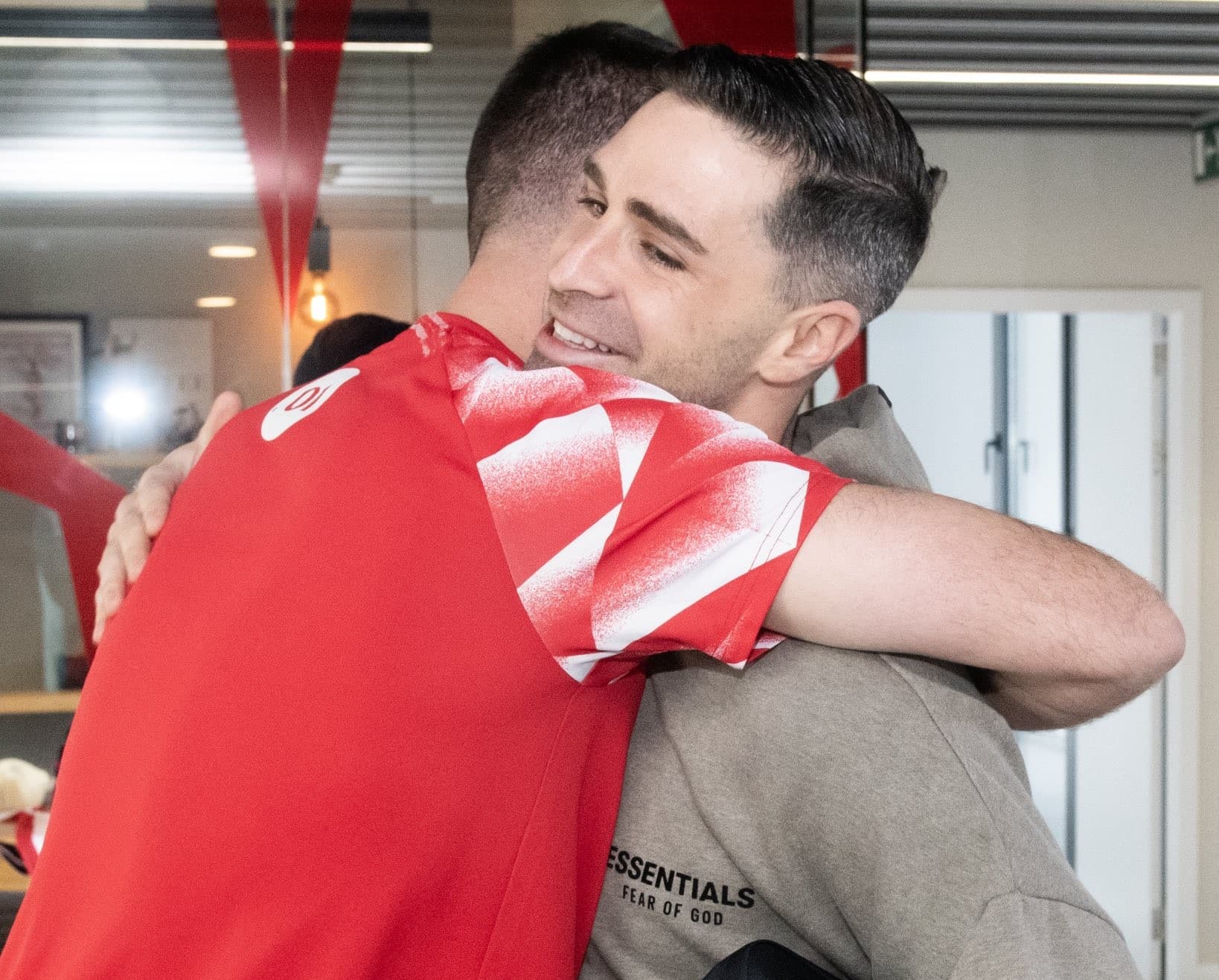 Yeray recibe un abrazo de Simón al poco de llegar a Lezama tras la sanción
