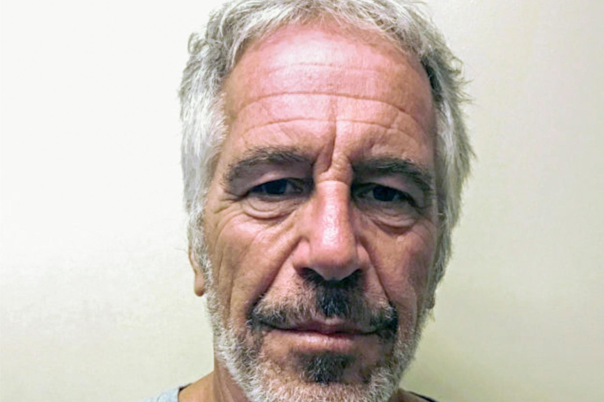 La foto policial de Jeffrey Epstein tras su detención.