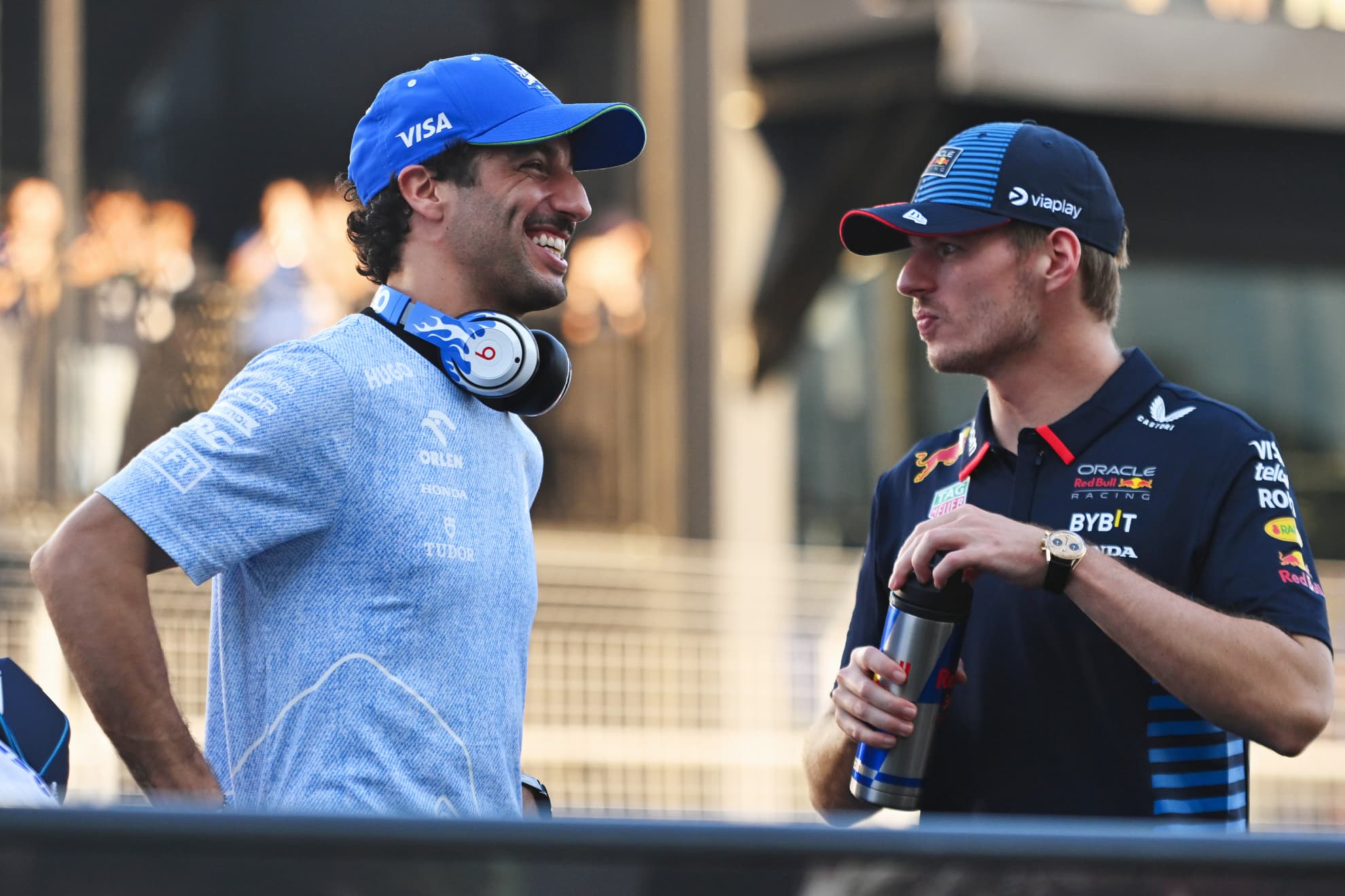 Ricciardo conversa con Verstappen.