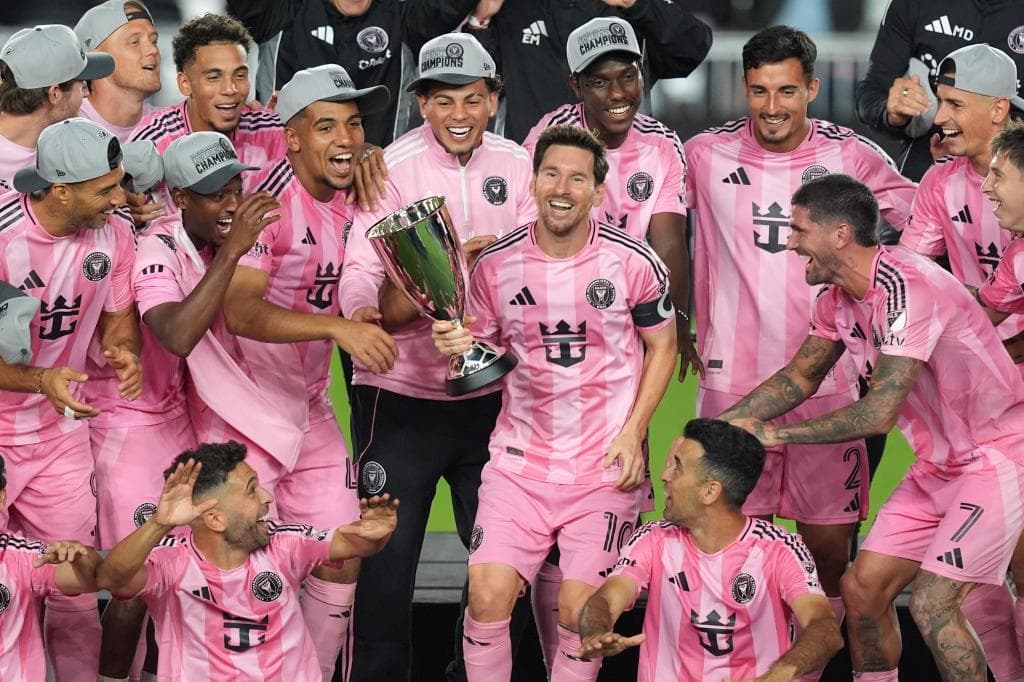 Los jugadores del nter Miami alza la copa de campeones de la Conferencia Este de la MLS.